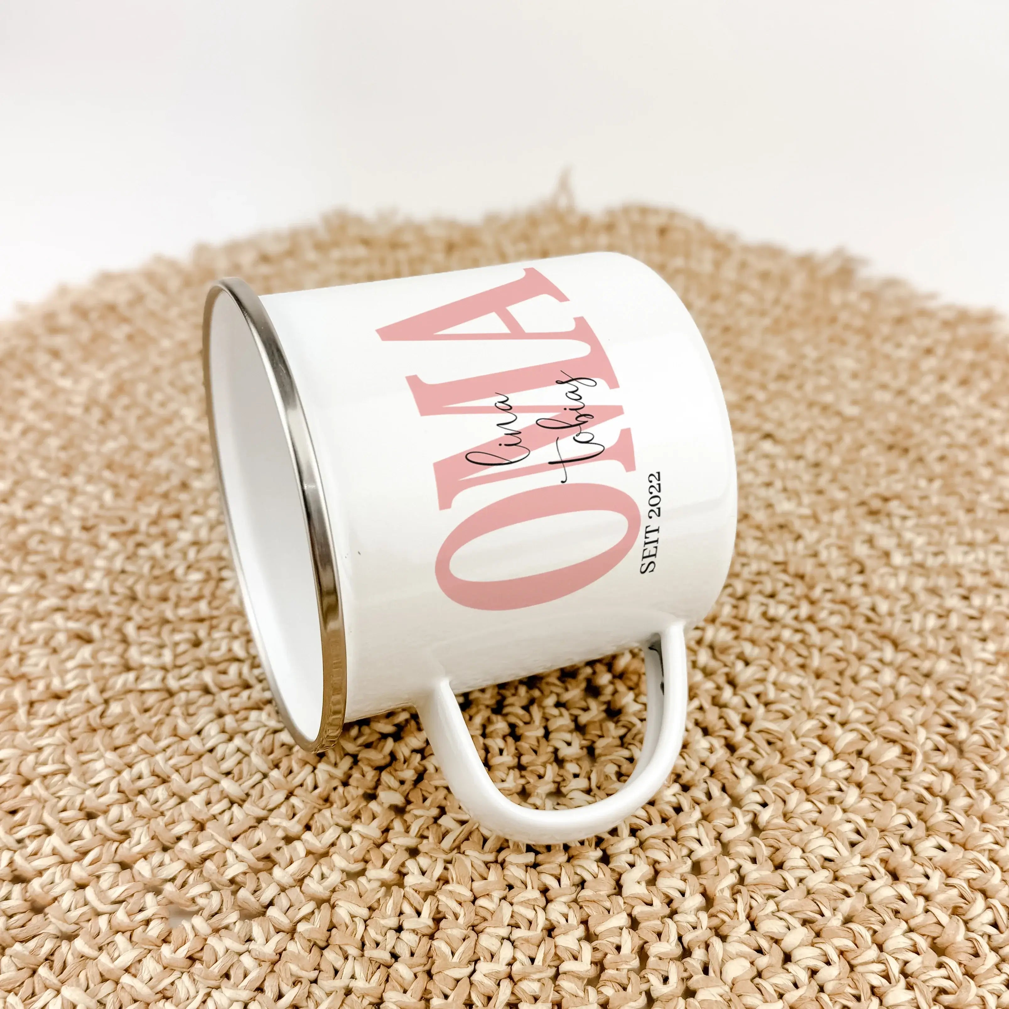 Emaille Tasse Oma seit - Emaille Tasse - famprints - Überrasche deine Oma mit einer ganz besonderen Emaille Tasse, die nicht nur funktional ist, sondern auch von Herzen kommt. Mit dem personalisierten Druck der Namen ihrer Enkelkinder und dem Jahr, in dem