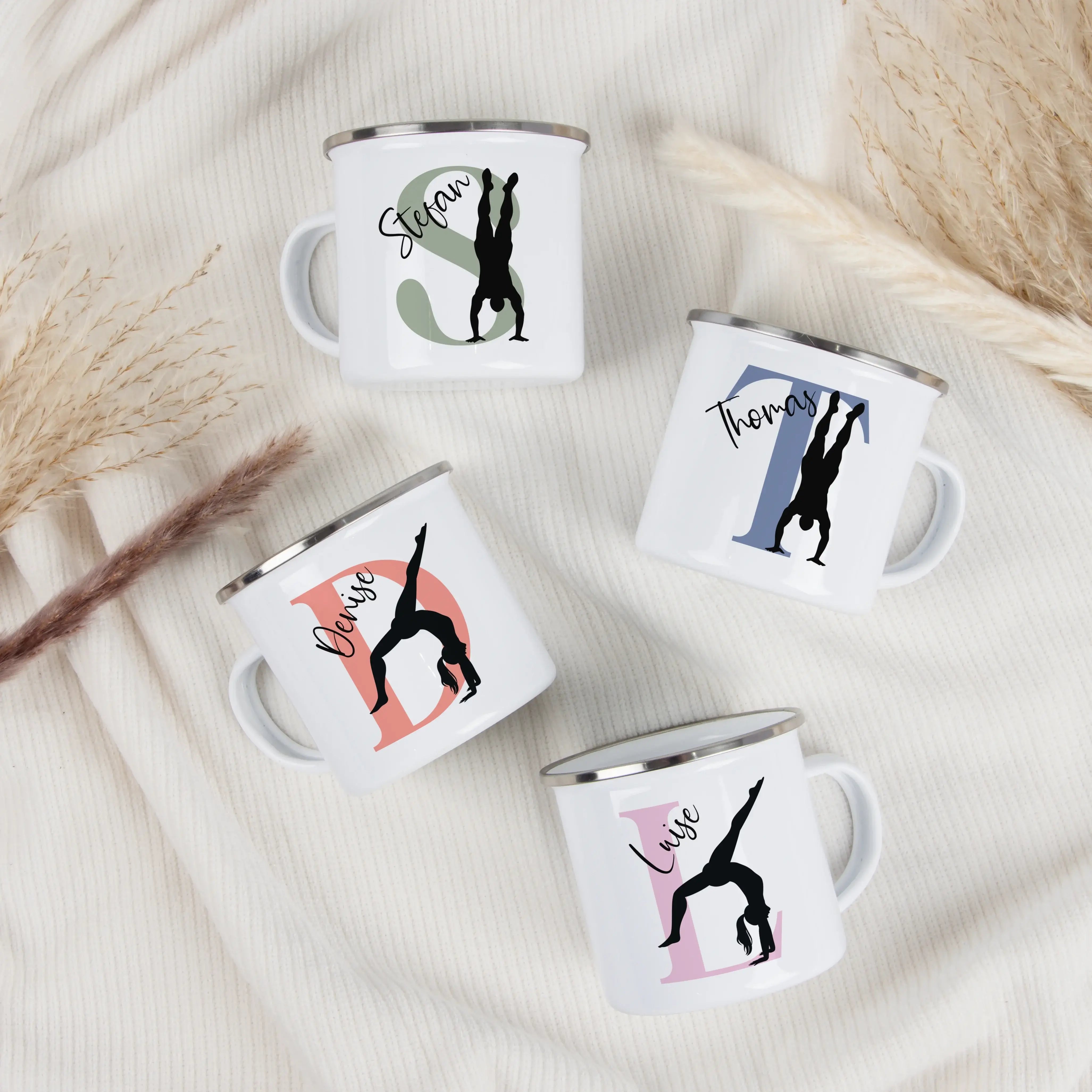 Emaille Tasse mit Namen Turnen-Emaille Tasse-famprints-Mit der Emaille Tasse mit Namen Turnen gestaltest du jeden Trainingstag ein Stück persönlicher. Bei famprints entsteht aus deinem Wunschmotiv ein liebevoll gefertigter Becher, der kleine und große Tur