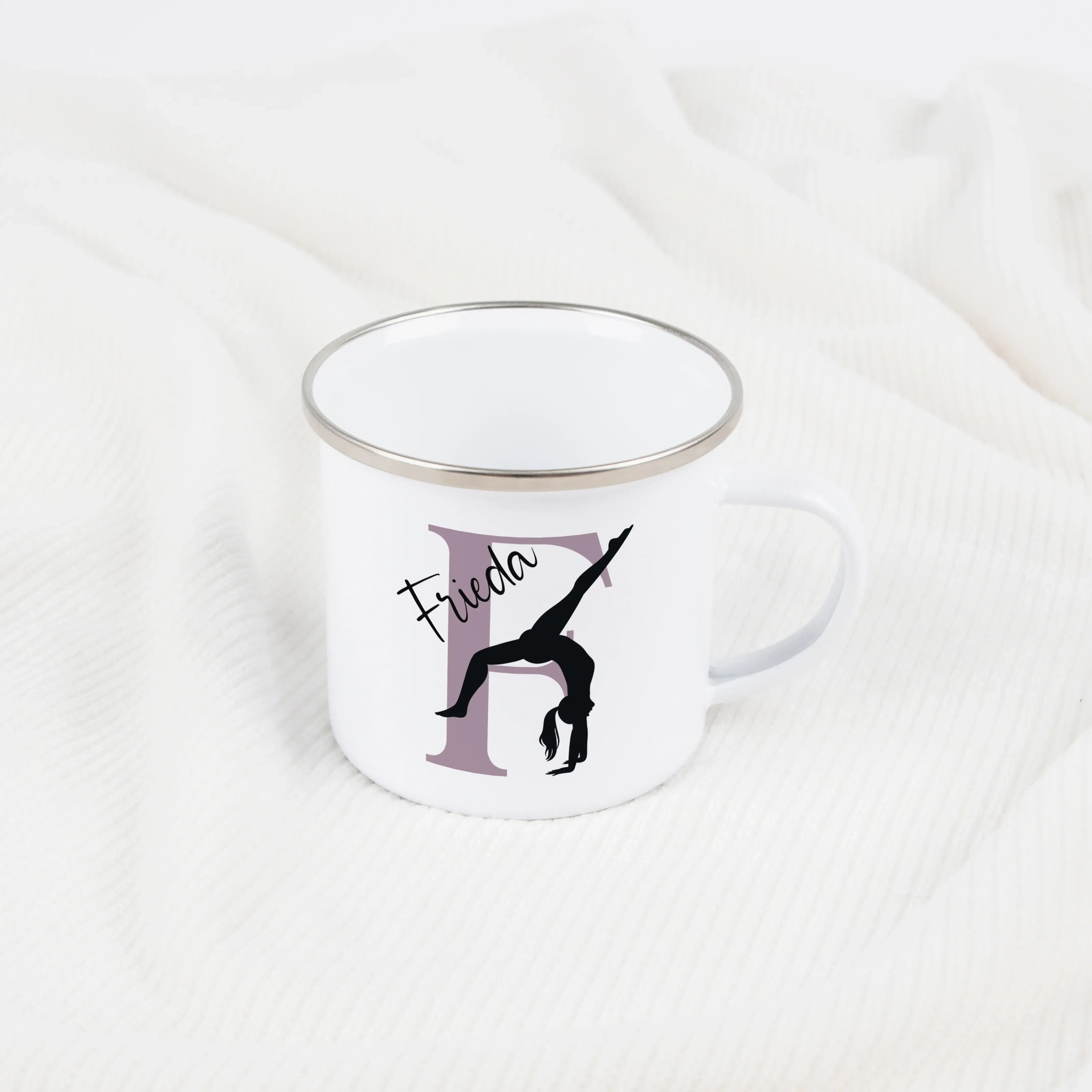 Emaille Tasse mit Namen Turnen-Emaille Tasse-famprints-Mit der Emaille Tasse mit Namen Turnen gestaltest du jeden Trainingstag ein Stück persönlicher. Bei famprints entsteht aus deinem Wunschmotiv ein liebevoll gefertigter Becher, der kleine und große Tur