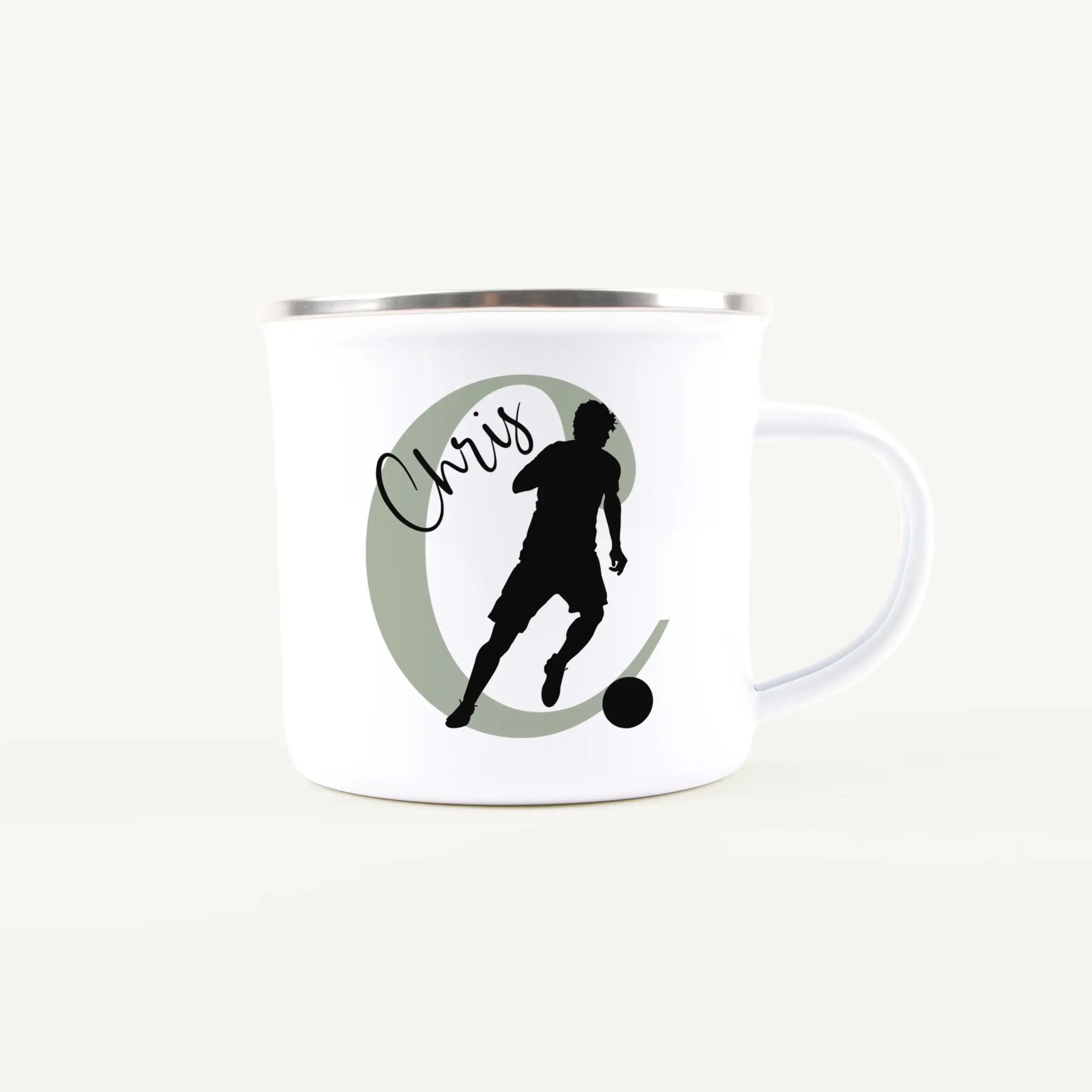 Emaille Tasse mit Namen Fußball-Emaille Tasse-famprints-Die Emaille Tasse mit Namen Fußball von famprints ist eine liebevolle Geschenkidee für Kinder, die ihren Lieblingssport am Frühstückstisch nicht missen wollen. Auf dem weißen Emaille Becher steht wah
