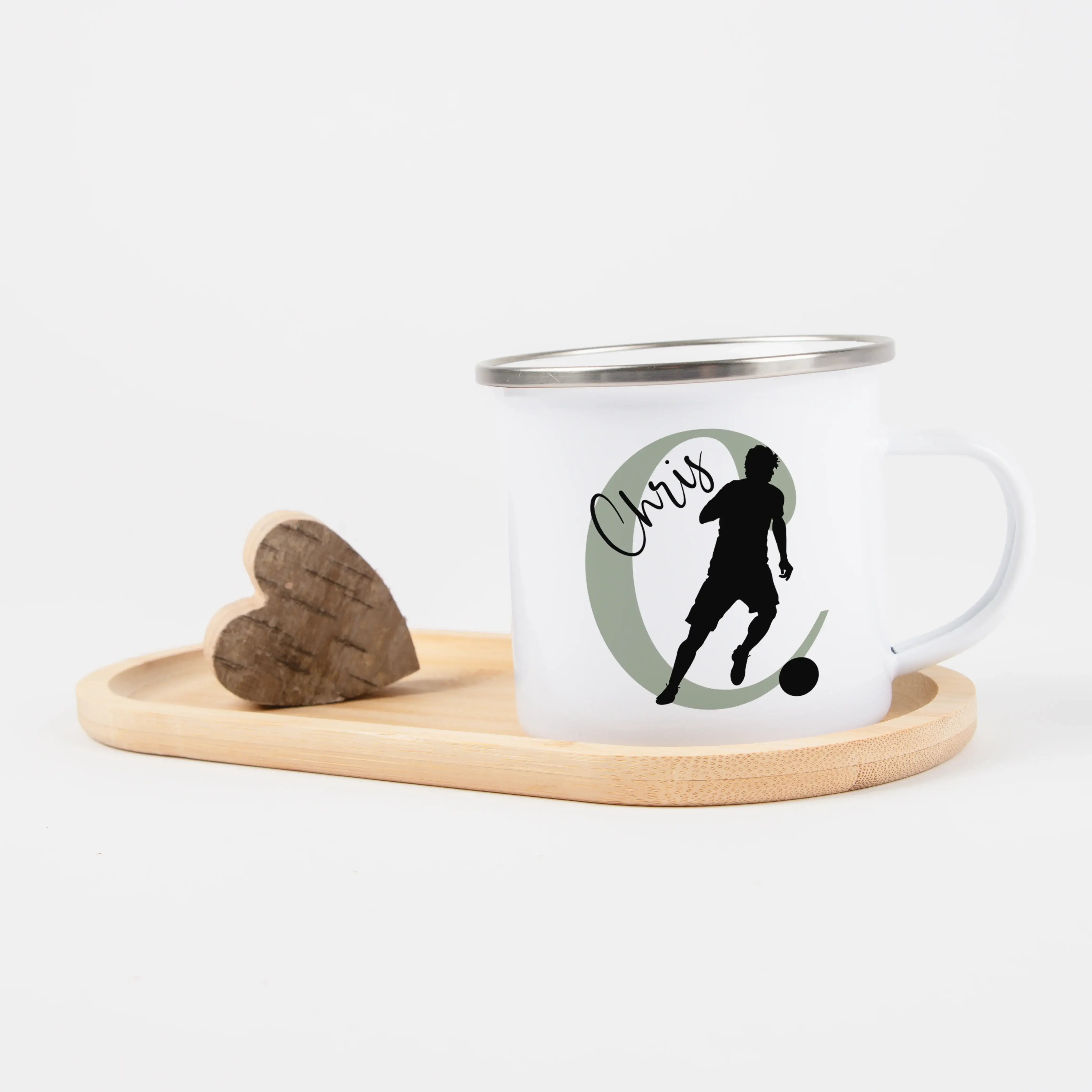 Emaille Tasse mit Namen Fußball-Emaille Tasse-famprints-Die Emaille Tasse mit Namen Fußball von famprints ist eine liebevolle Geschenkidee für Kinder, die ihren Lieblingssport am Frühstückstisch nicht missen wollen. Auf dem weißen Emaille Becher steht wah
