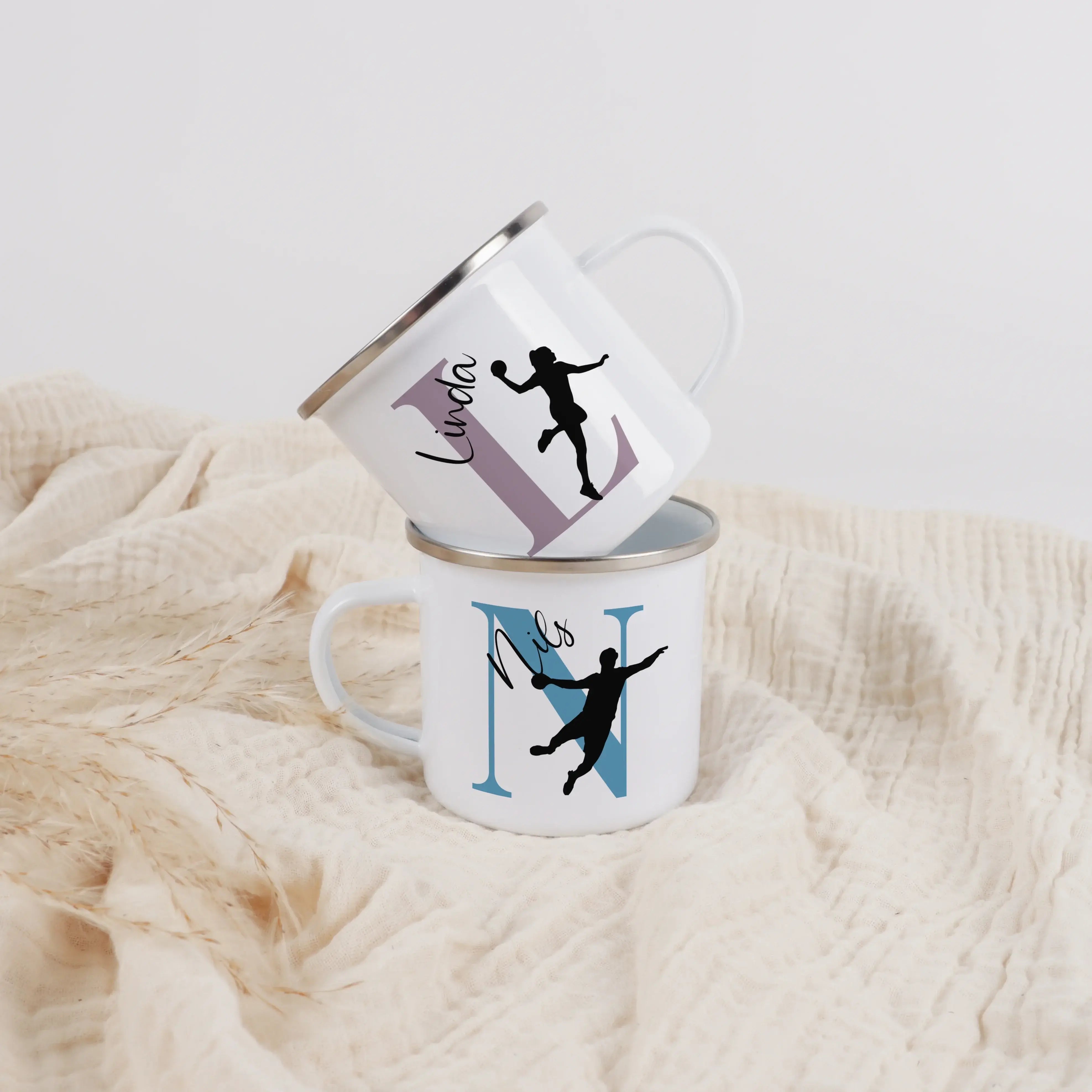 Emaille Tasse mit Namen Handball-Emaille Tasse-famprints-Die Emaille Tasse mit Namen Handball von famprints verbindet sportliche Leidenschaft mit einer persönlichen Note, die Kindern ein echtes Strahlen ins Gesicht zaubert. Jede Tasse wird in Deutschland