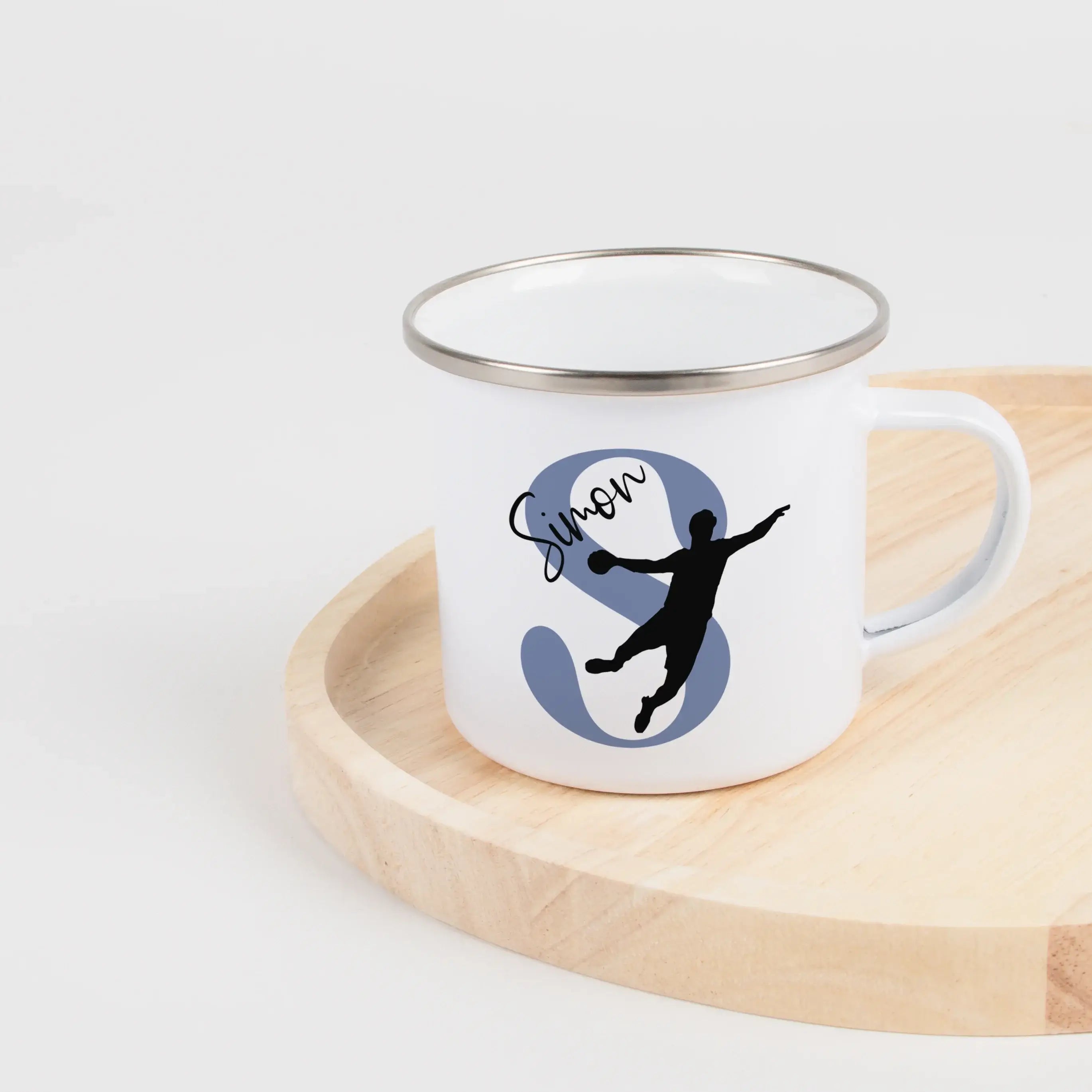 Emaille Tasse mit Namen Handball-Emaille Tasse-famprints-Die Emaille Tasse mit Namen Handball von famprints verbindet sportliche Leidenschaft mit einer persönlichen Note, die Kindern ein echtes Strahlen ins Gesicht zaubert. Jede Tasse wird in Deutschland