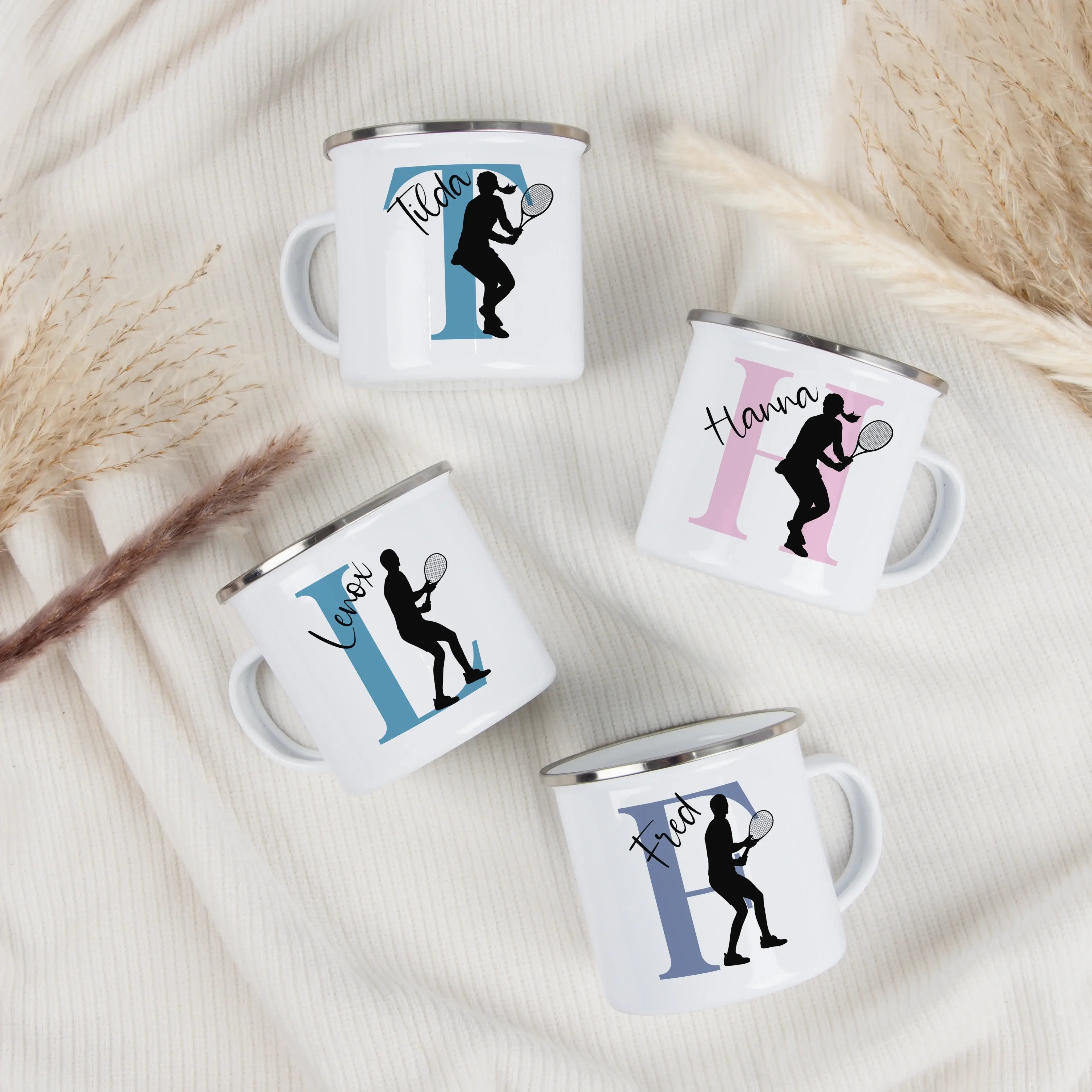 Emaille Tasse mit Namen Tennis-Emaille Tasse-famprints-Die Emaille Tasse mit Namen Tennis von famprints verbindet deinen Sportmoment mit einem persönlichen Detail, das jeden Schluck besonders macht. Auf dem leichten Emaille Becher trifft dein Name auf ein