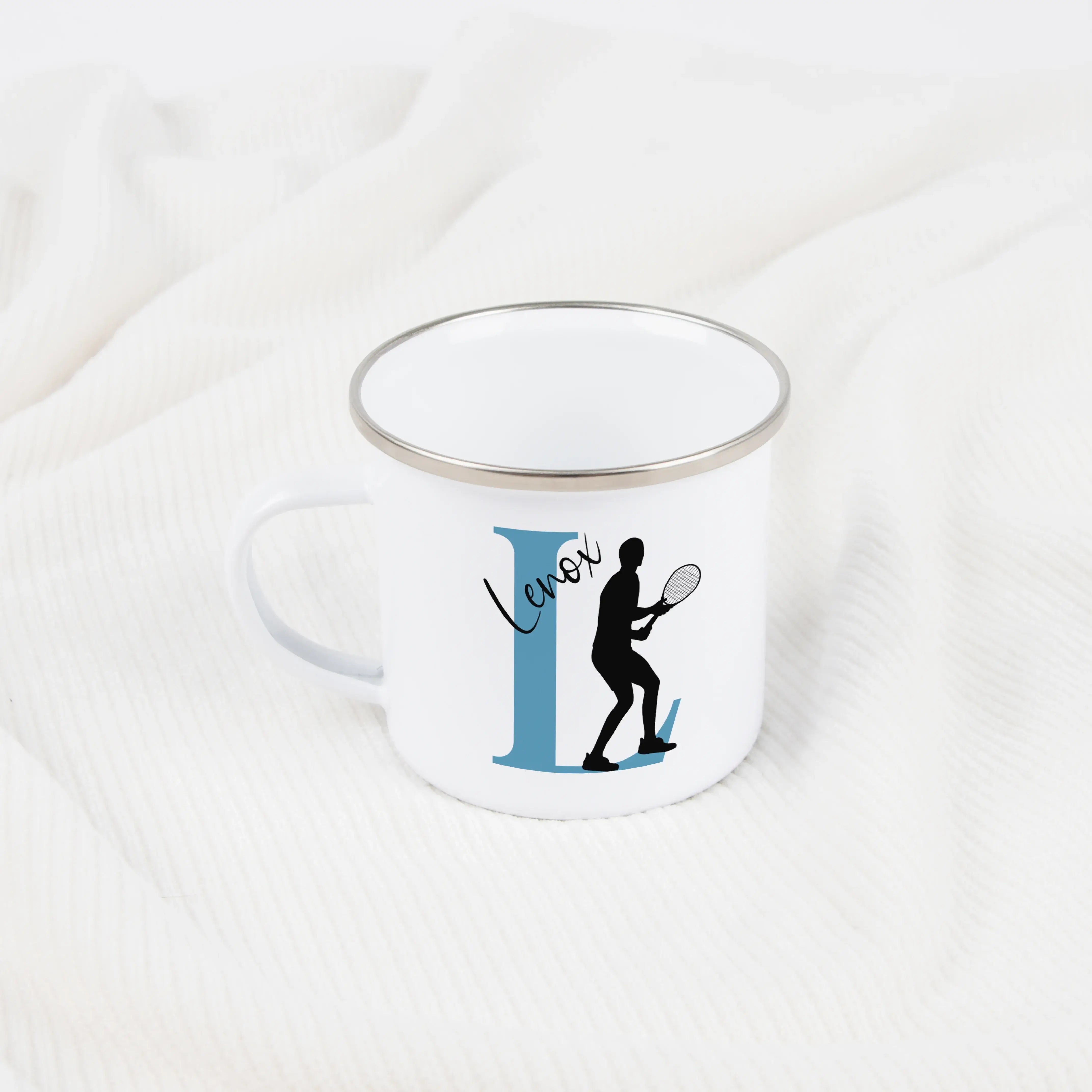 Emaille Tasse mit Namen Tennis-Emaille Tasse-famprints-Die Emaille Tasse mit Namen Tennis von famprints verbindet deinen Sportmoment mit einem persönlichen Detail, das jeden Schluck besonders macht. Auf dem leichten Emaille Becher trifft dein Name auf ein