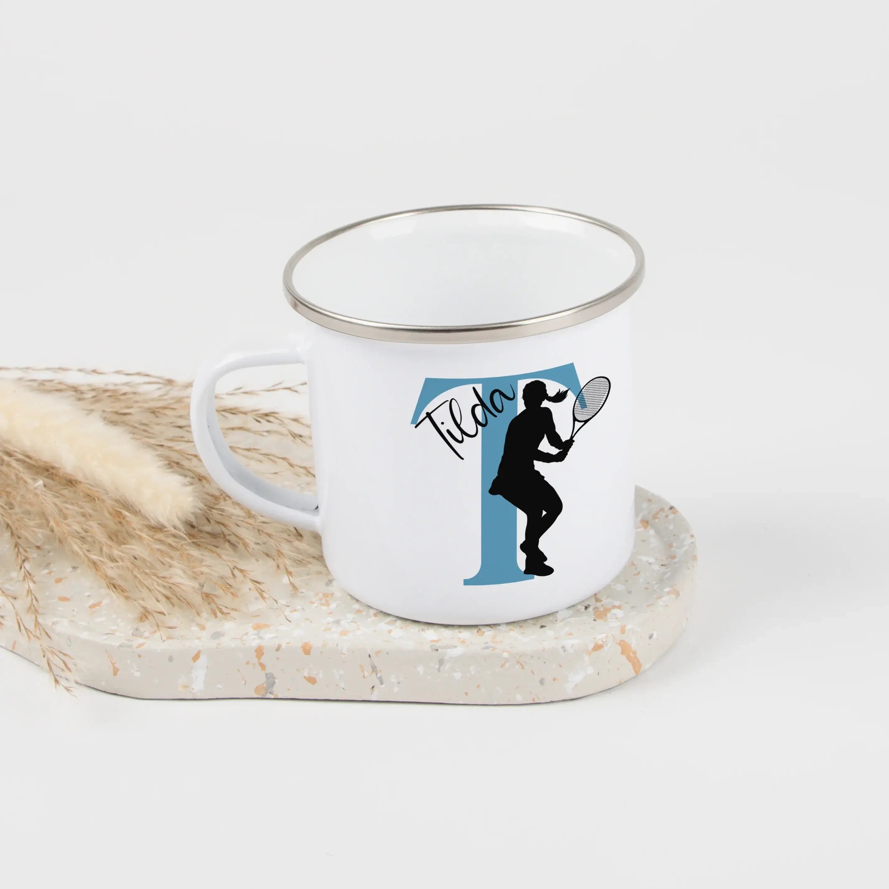 Emaille Tasse mit Namen Tennis-Emaille Tasse-famprints-Die Emaille Tasse mit Namen Tennis von famprints verbindet deinen Sportmoment mit einem persönlichen Detail, das jeden Schluck besonders macht. Auf dem leichten Emaille Becher trifft dein Name auf ein