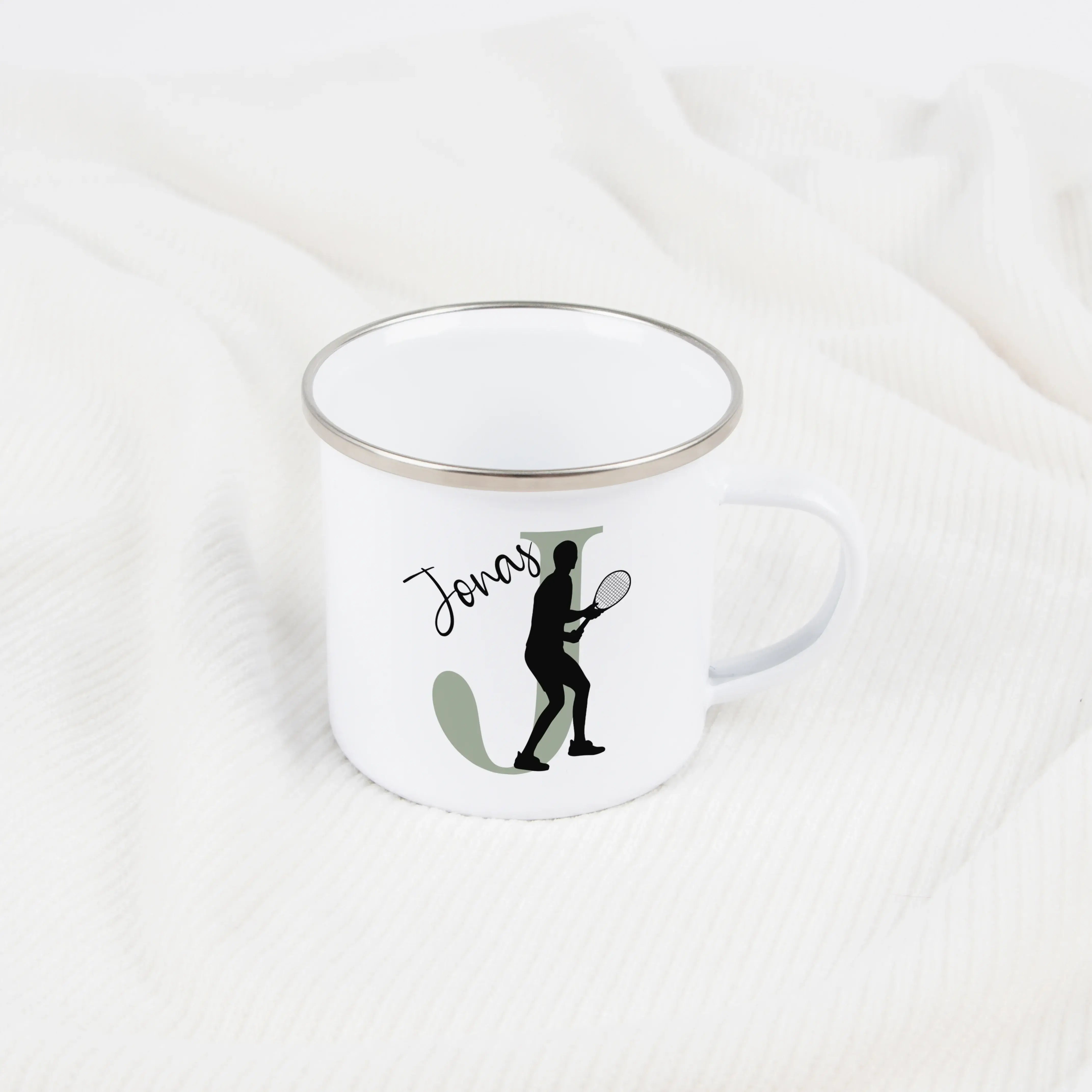 Emaille Tasse mit Namen Tennis-Emaille Tasse-famprints-Die Emaille Tasse mit Namen Tennis von famprints verbindet deinen Sportmoment mit einem persönlichen Detail, das jeden Schluck besonders macht. Auf dem leichten Emaille Becher trifft dein Name auf ein
