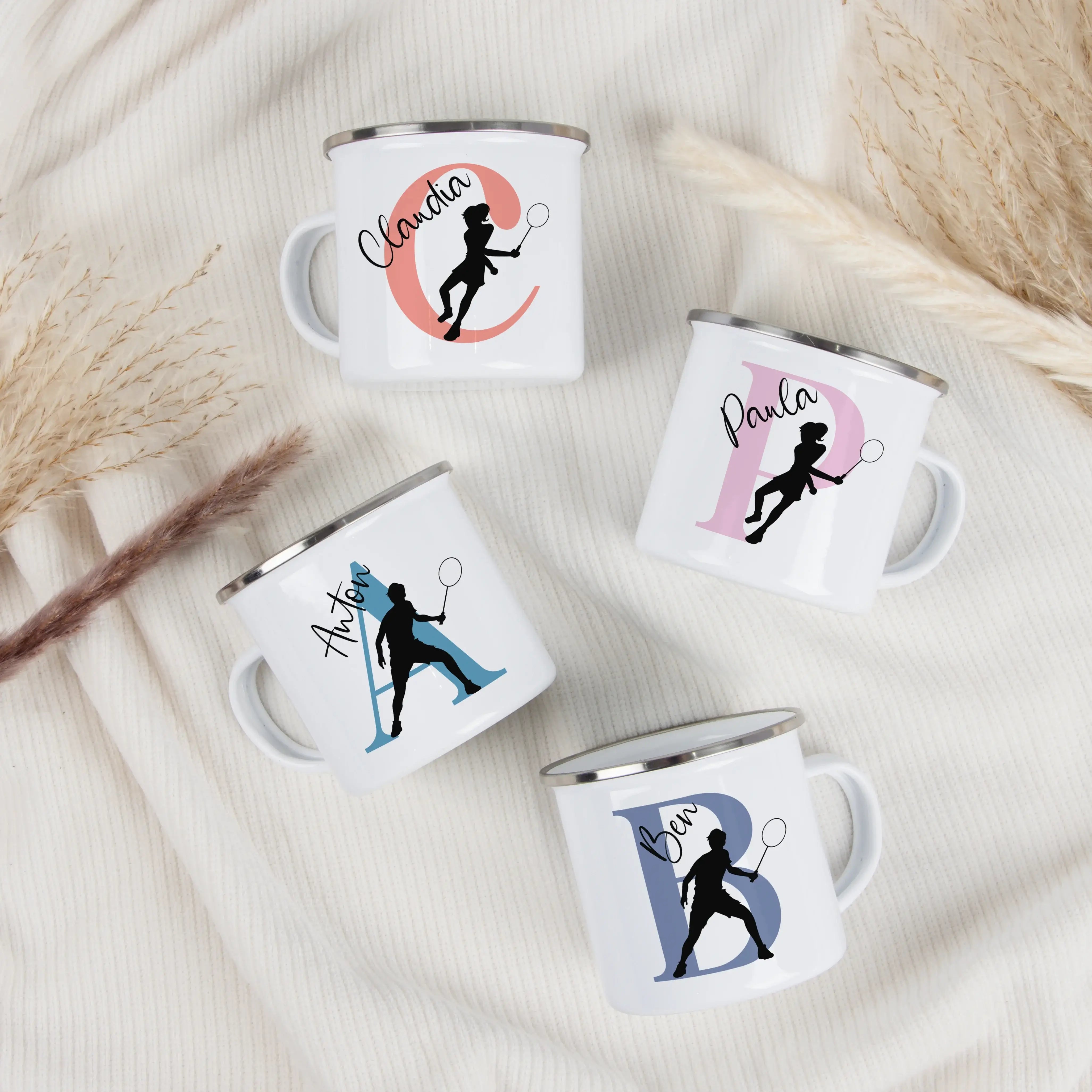 Emaille Tasse mit Namen Badminton-Emaille Tasse-famprints-Die Emaille Tasse mit Namen Badminton von famprints ist genau das Richtige, wenn du ein persönliches Geschenk suchst oder dir selbst eine Freude machen willst. Dein Name wird hochwertig auf die Tas