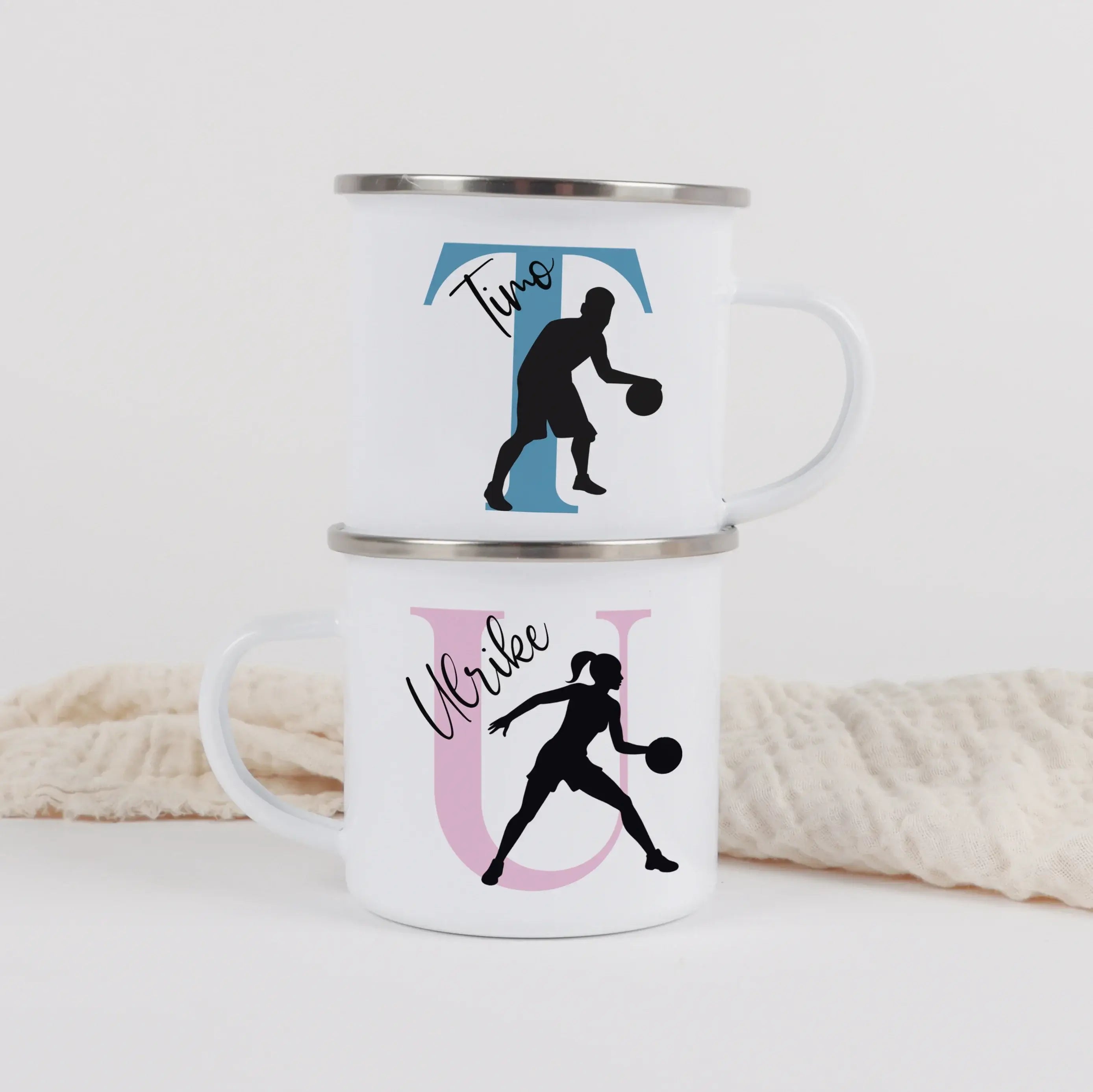 Emaille Tasse mit Namen Basketball-Emaille Tasse-famprints-Die Emaille Tasse mit Namen Basketball von famprints ist genau das Richtige, wenn du ein persönliches Geschenk für Basketballfans suchst. Ob für Kinder, Jugendliche oder sportbegeisterte Erwachsen