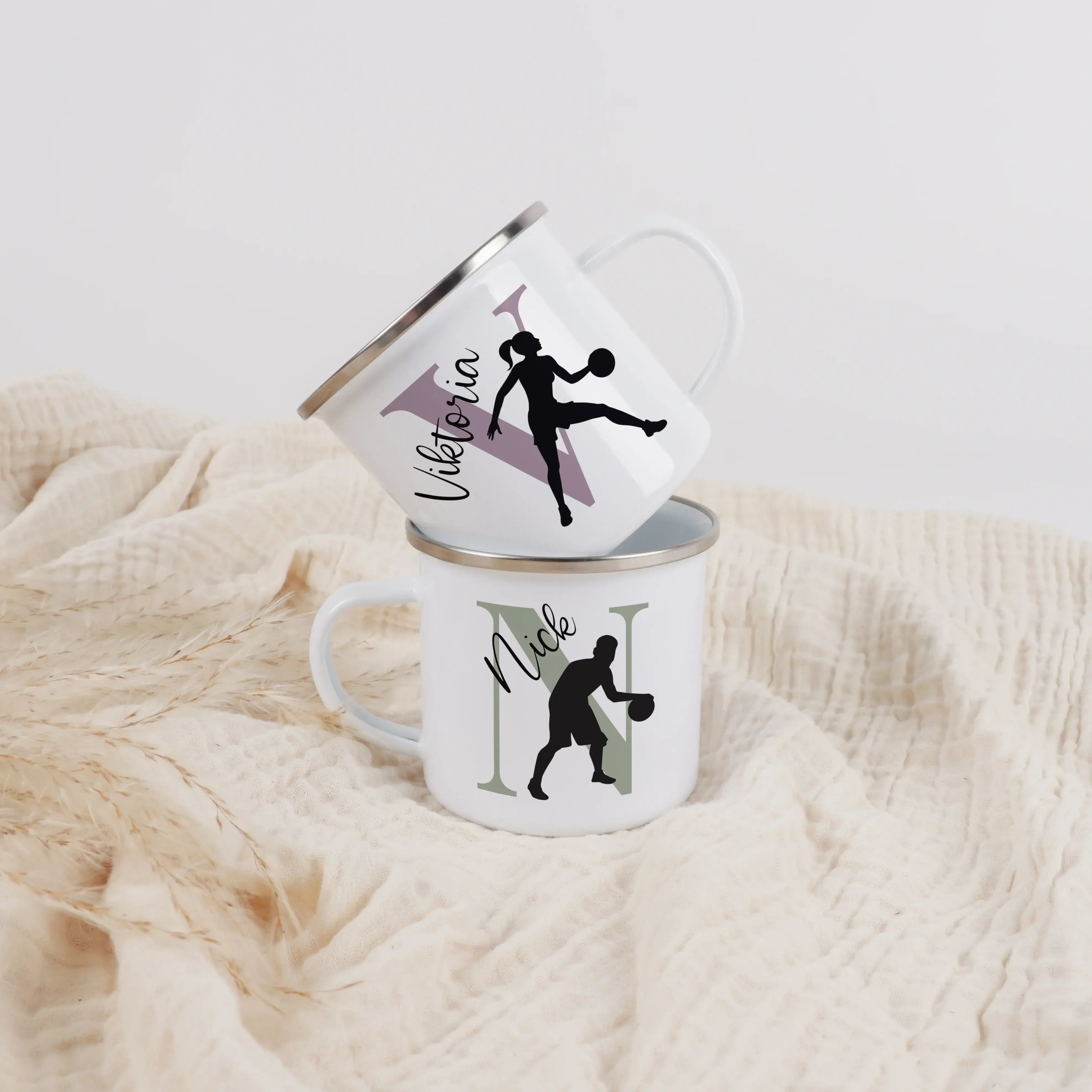 Emaille Tasse mit Namen Basketball-Emaille Tasse-famprints-Die Emaille Tasse mit Namen Basketball von famprints ist genau das Richtige, wenn du ein persönliches Geschenk für Basketballfans suchst. Ob für Kinder, Jugendliche oder sportbegeisterte Erwachsen