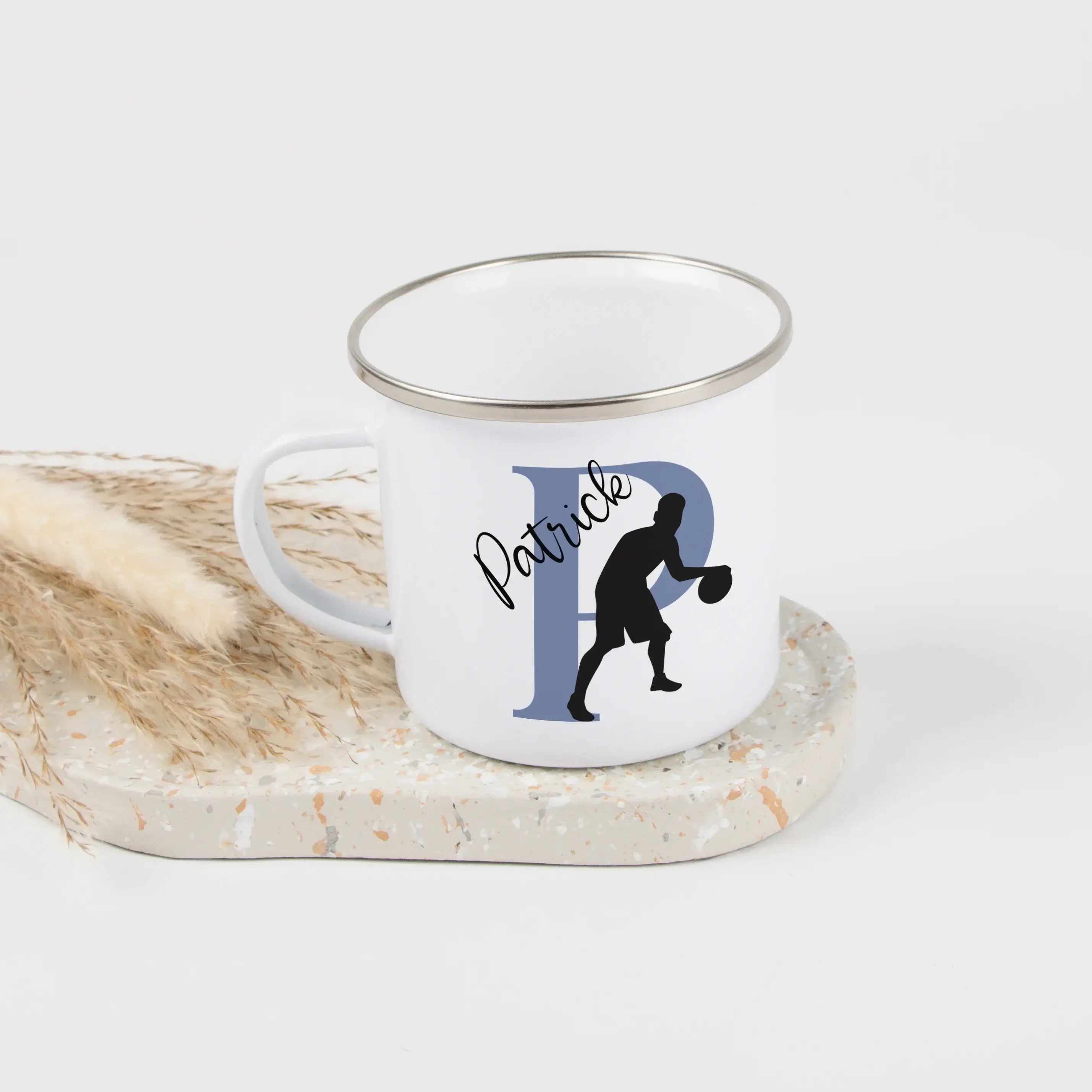 Emaille Tasse mit Namen Basketball-Emaille Tasse-famprints-Die Emaille Tasse mit Namen Basketball von famprints ist genau das Richtige, wenn du ein persönliches Geschenk für Basketballfans suchst. Ob für Kinder, Jugendliche oder sportbegeisterte Erwachsen