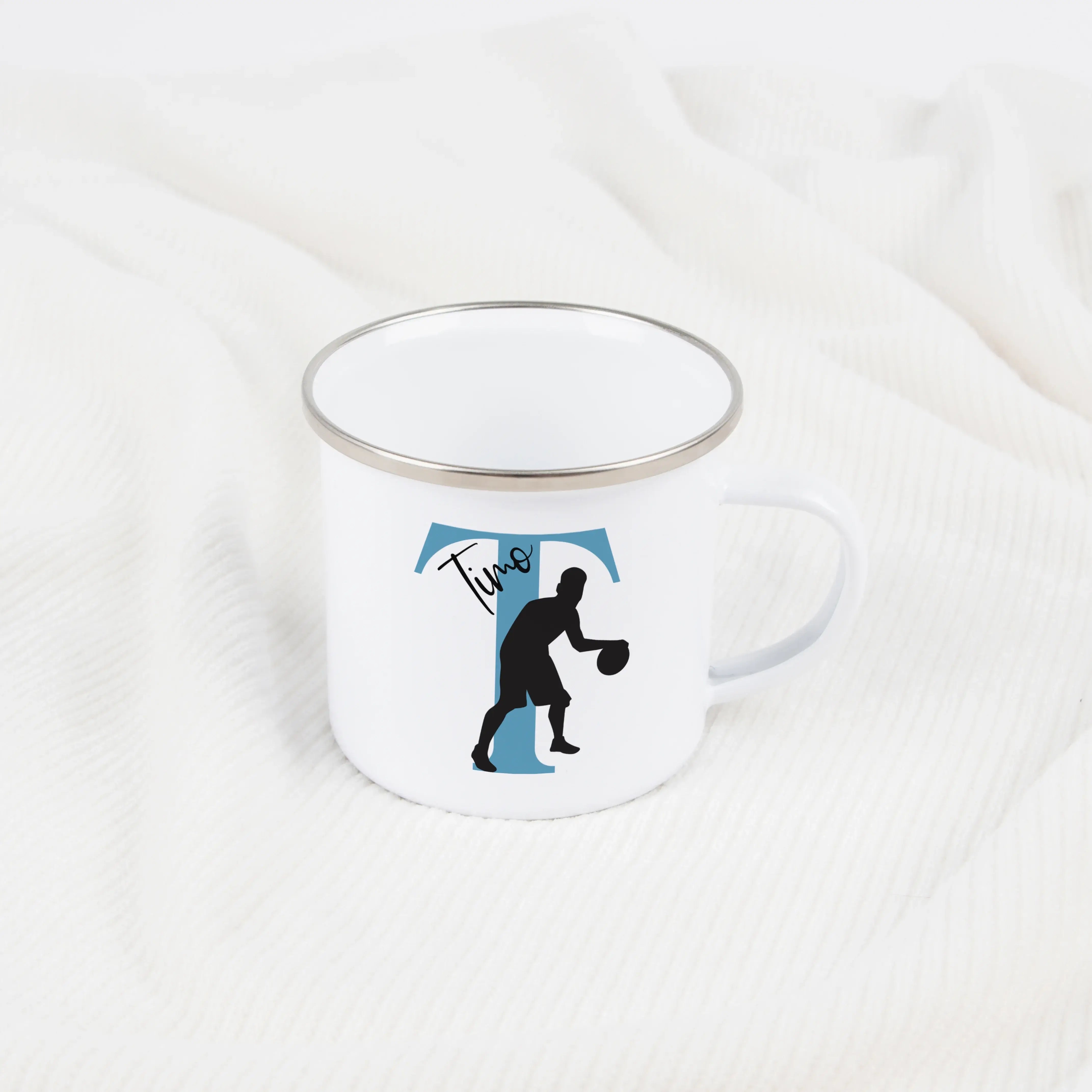 Emaille Tasse mit Namen Basketball-Emaille Tasse-famprints-Die Emaille Tasse mit Namen Basketball von famprints ist genau das Richtige, wenn du ein persönliches Geschenk für Basketballfans suchst. Ob für Kinder, Jugendliche oder sportbegeisterte Erwachsen