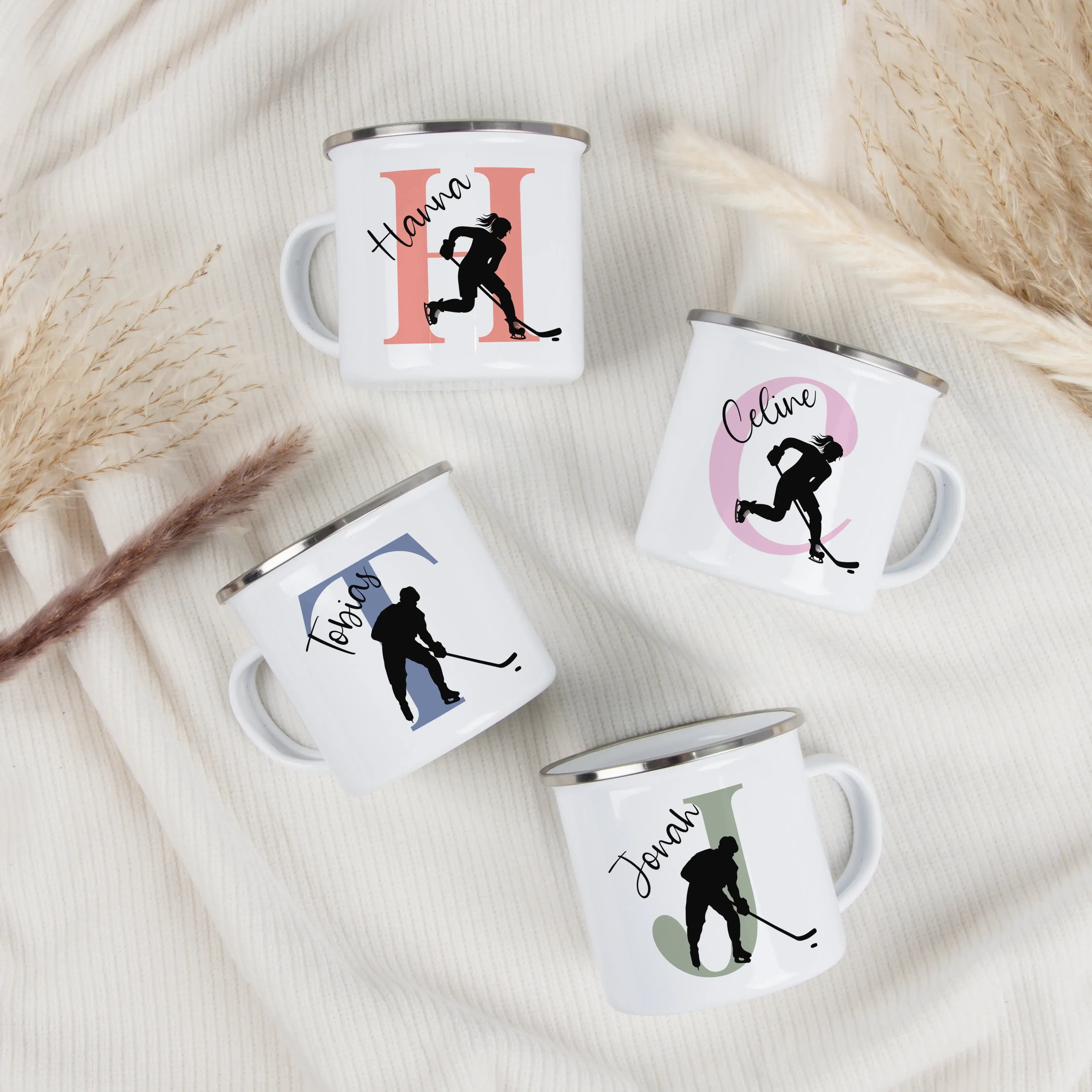 Emaille Tasse mit Namen Eishockey-Emaille Tasse-famprints-Eine Emaille Tasse mit Namen Eishockey ist das perfekte Geschenk für kleine und große Fans des schnellen Sports. Bei famprints bekommst du ein personalisiertes Motiv, das deinen Lieblingssport auf