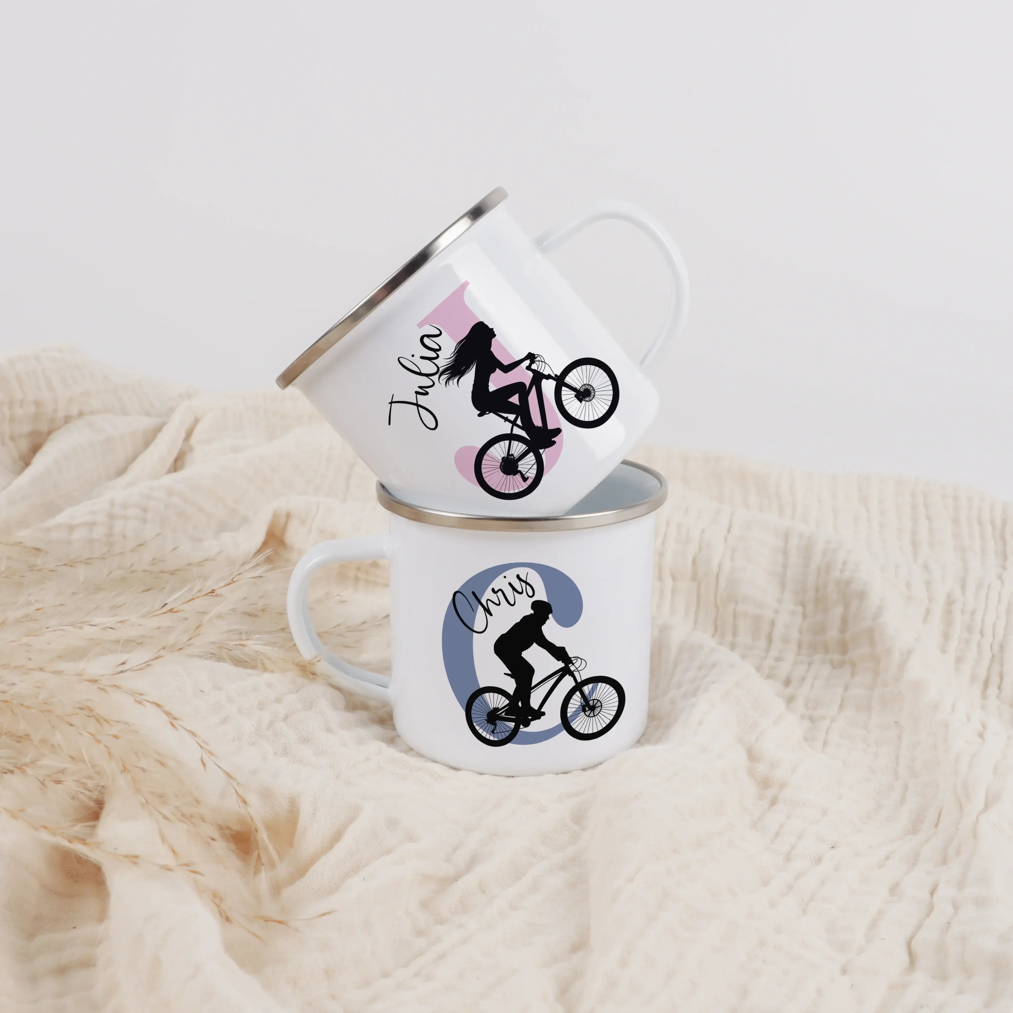 Emaille Tasse mit Namen Fahrrad-Emaille Tasse-famprints-Die Emaille Tasse mit Namen Fahrrad von famprints verbindet persönliches Design mit alltagstauglicher Leichtigkeit und ist ideal für kleine und große Fahrradfans. Mit ihren 300 ml eignet sie sich per