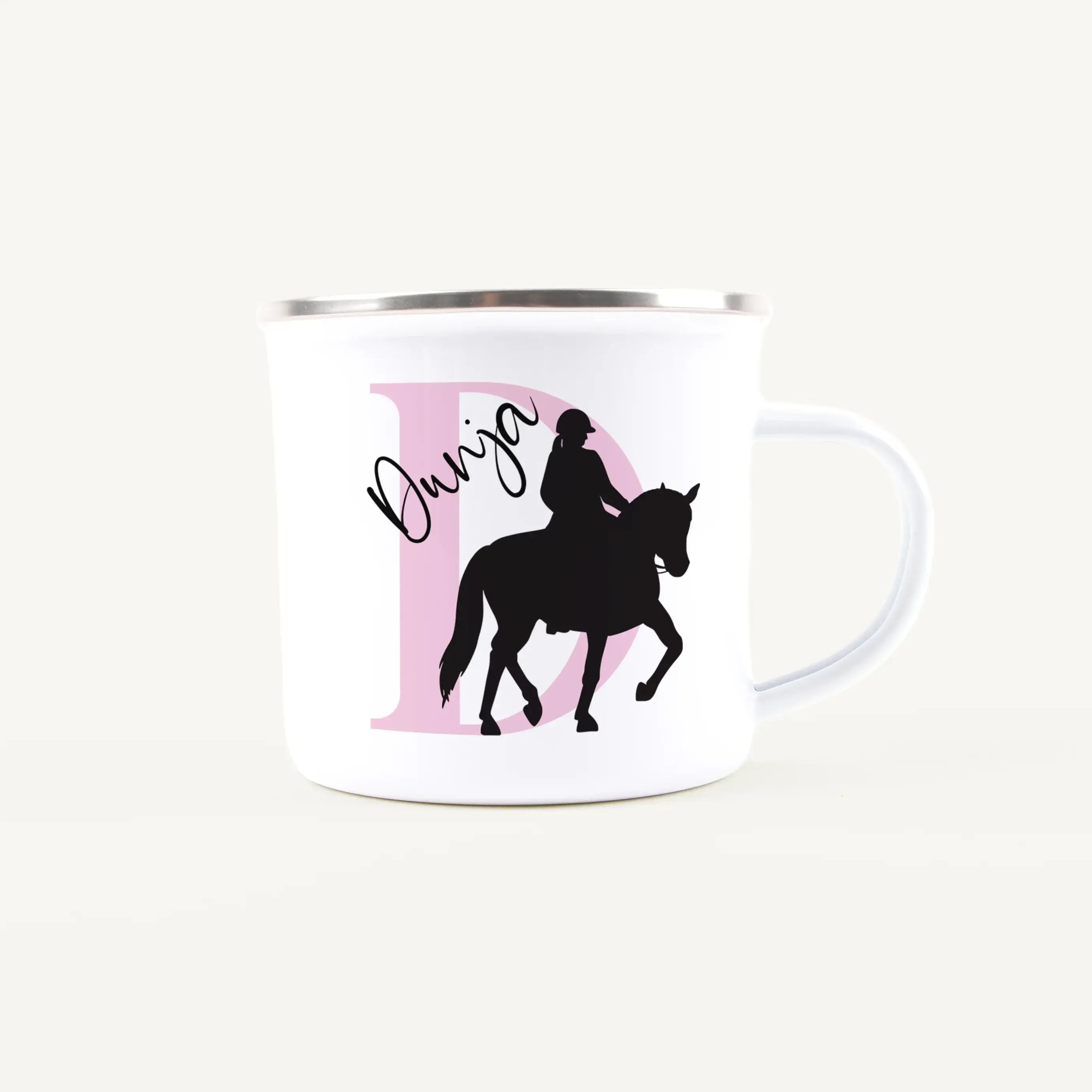 Emaille Tasse mit Namen Reiten-Emaille Tasse-famprints-Eine Emaille Tasse mit Namen Reiten bringt die Faszination rund um Pferde, Stallleben und Ausritte direkt in den Alltag. Bei famprints gestaltest du aus einer leichten Emaille Tasse ein persönliches G