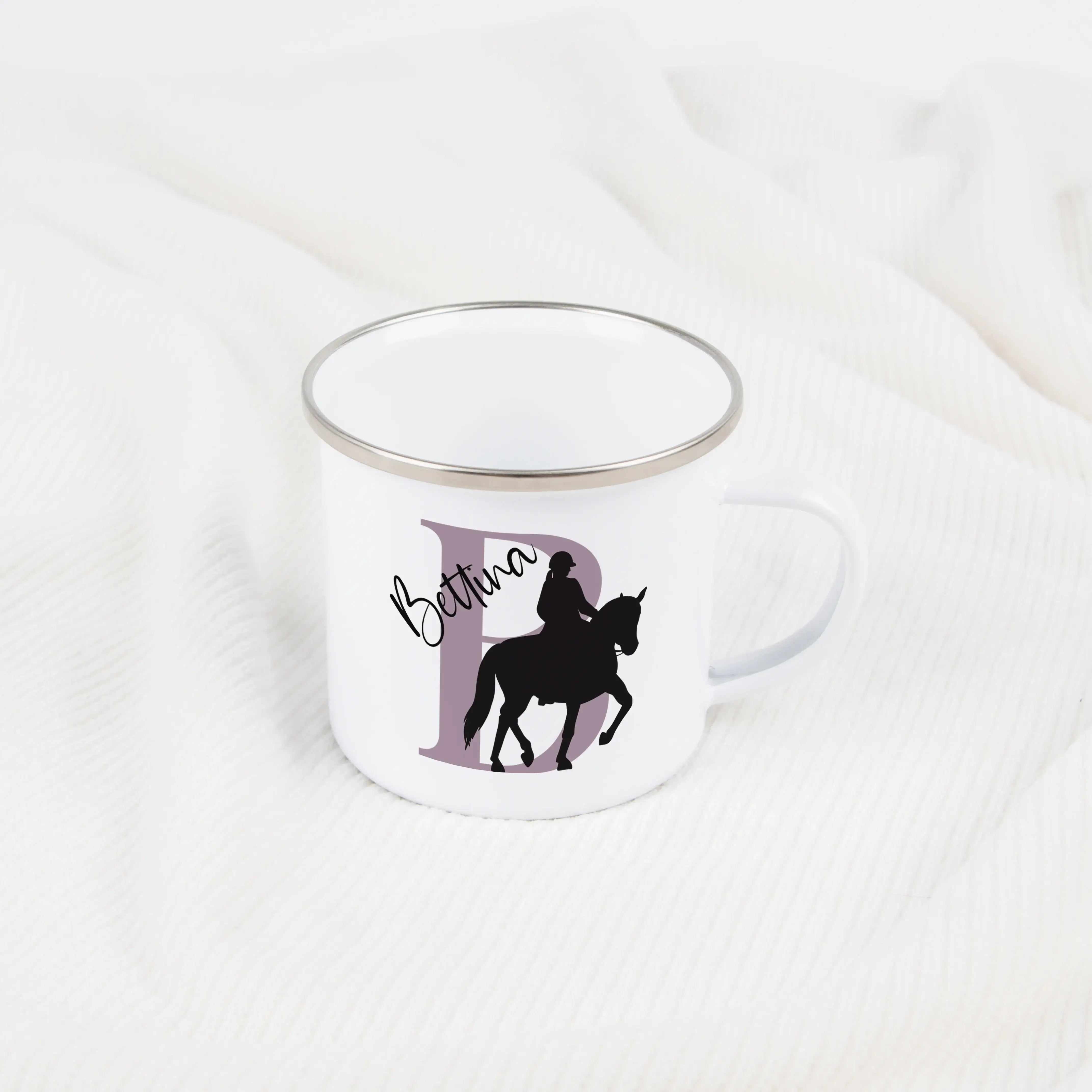 Emaille Tasse mit Namen Reiten-Emaille Tasse-famprints-Eine Emaille Tasse mit Namen Reiten bringt die Faszination rund um Pferde, Stallleben und Ausritte direkt in den Alltag. Bei famprints gestaltest du aus einer leichten Emaille Tasse ein persönliches G