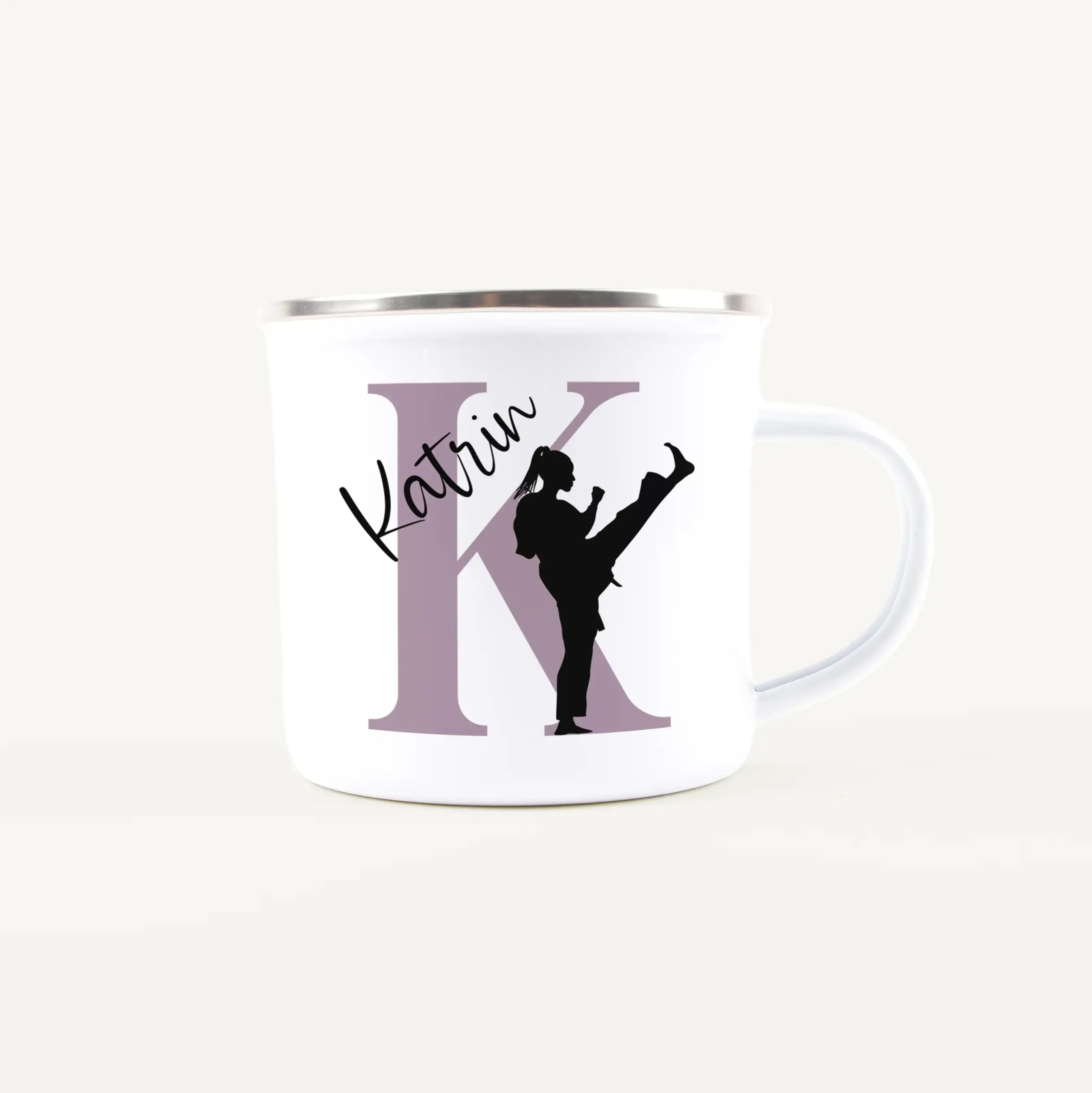 Emaille Tasse mit Namen Judo-Emaille Tasse-famprints-Die Emaille Tasse mit Namen Judo von famprints verbindet persönliche Gestaltung mit liebevollem Design und macht jeden Schluck zu einem kleinen Glücksmoment. Mit deinem Wunschnamen und einer passenden J