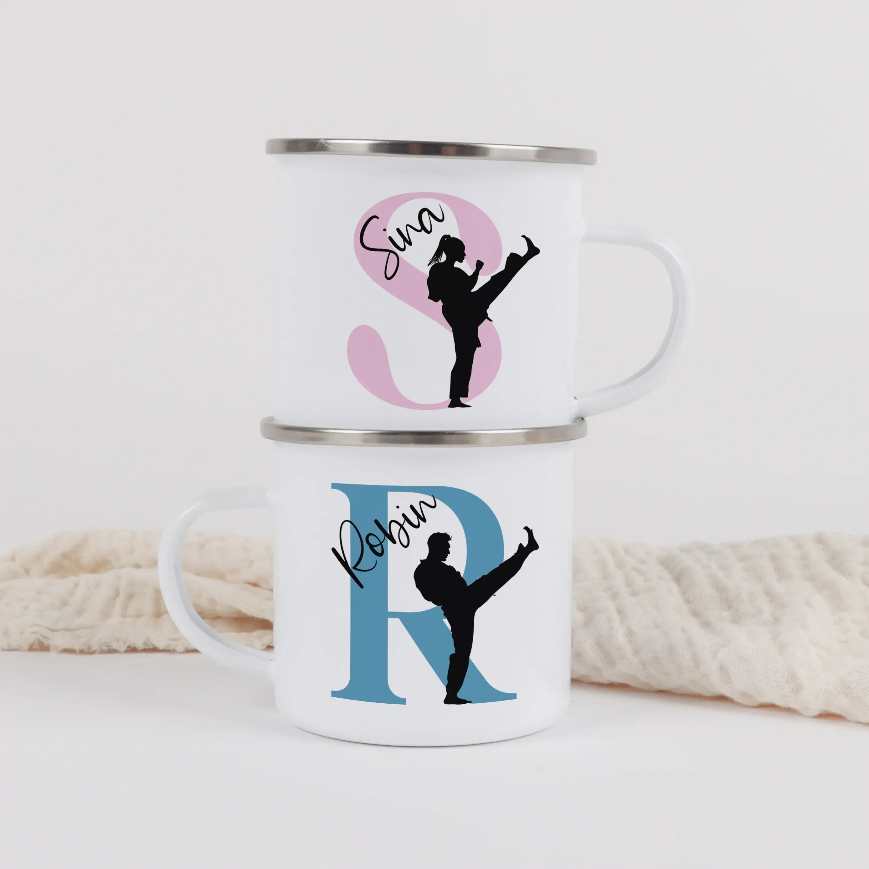 Emaille Tasse mit Namen Judo-Emaille Tasse-famprints-Die Emaille Tasse mit Namen Judo von famprints verbindet persönliche Gestaltung mit liebevollem Design und macht jeden Schluck zu einem kleinen Glücksmoment. Mit deinem Wunschnamen und einer passenden J