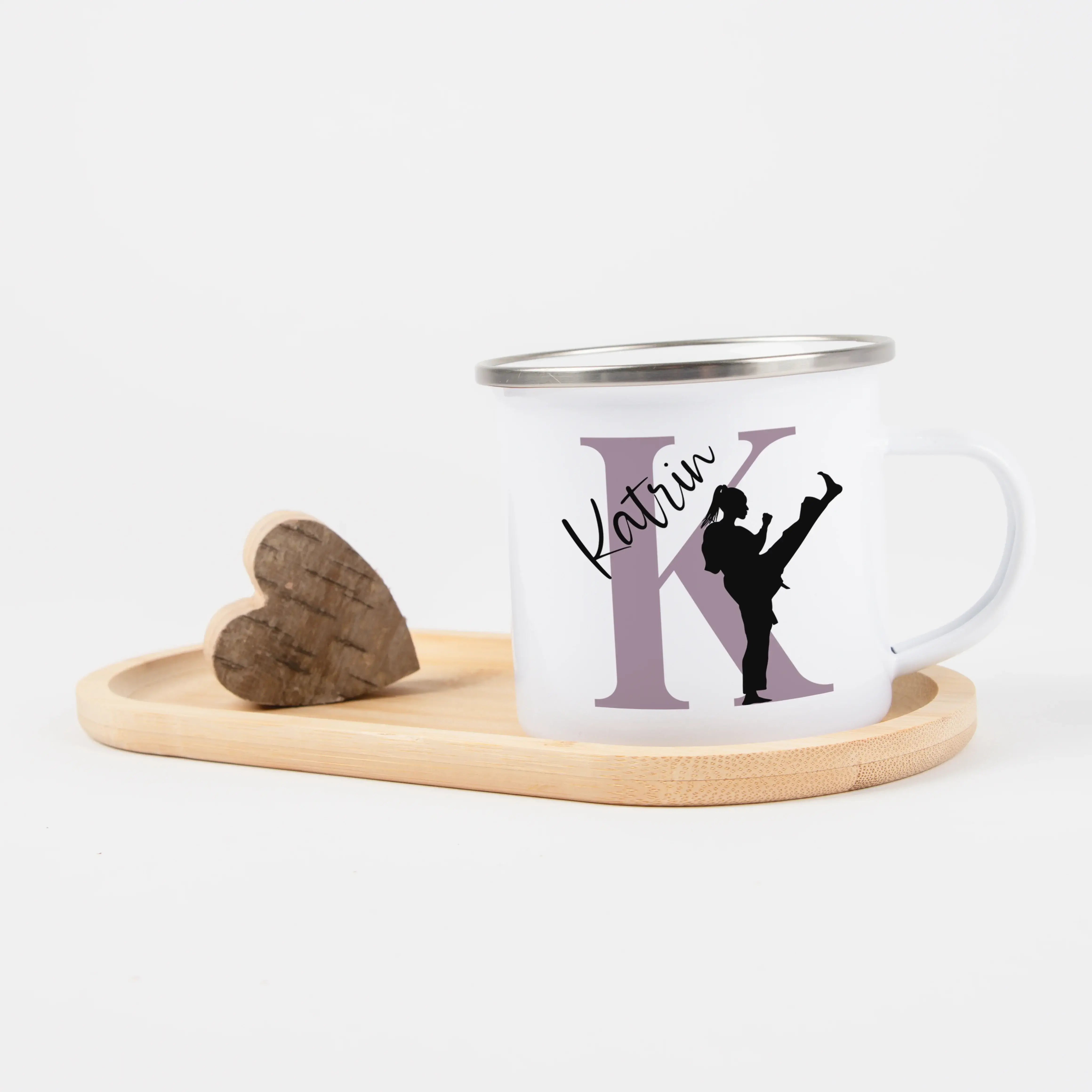 Emaille Tasse mit Namen Judo-Emaille Tasse-famprints-Die Emaille Tasse mit Namen Judo von famprints verbindet persönliche Gestaltung mit liebevollem Design und macht jeden Schluck zu einem kleinen Glücksmoment. Mit deinem Wunschnamen und einer passenden J