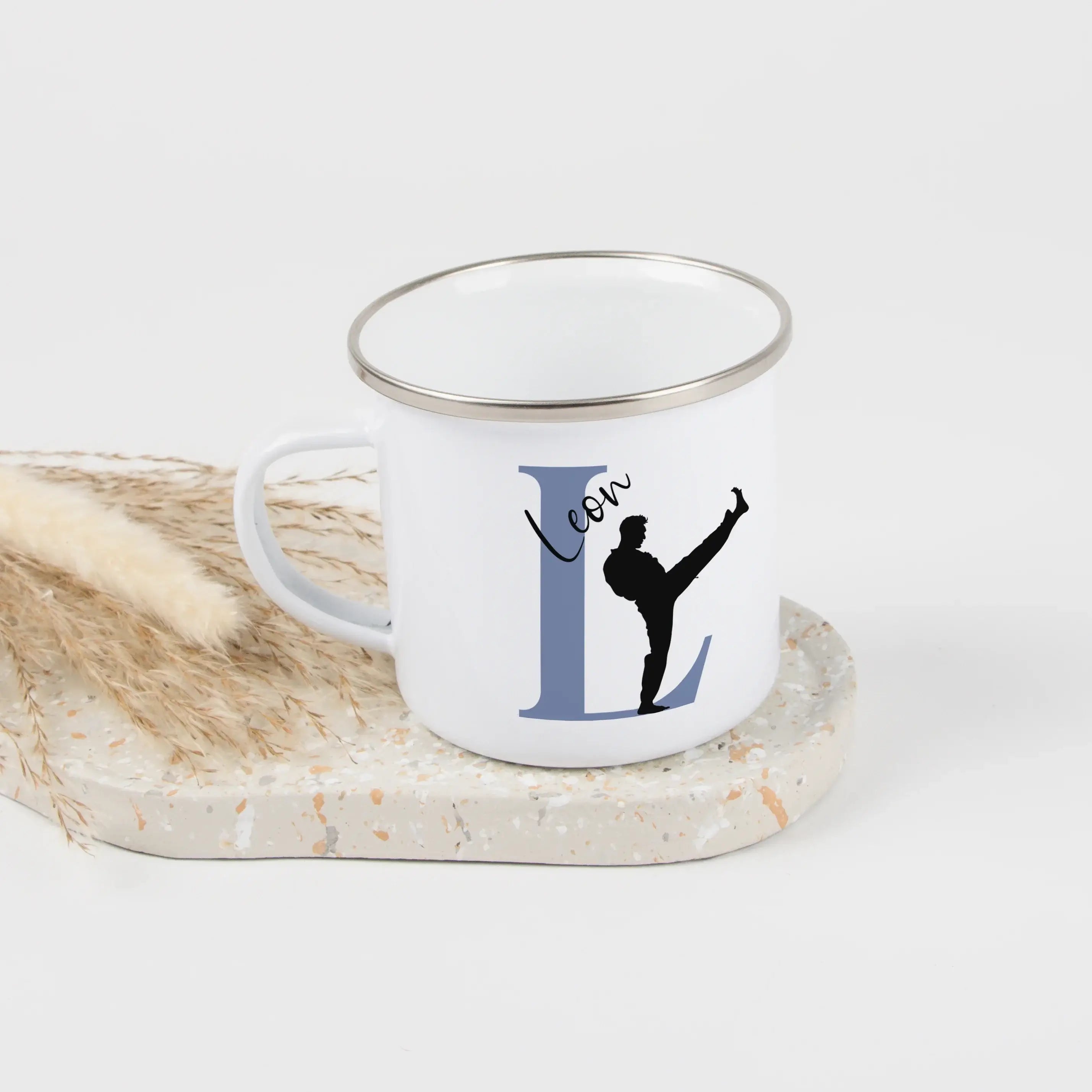 Emaille Tasse mit Namen Judo-Emaille Tasse-famprints-Die Emaille Tasse mit Namen Judo von famprints verbindet persönliche Gestaltung mit liebevollem Design und macht jeden Schluck zu einem kleinen Glücksmoment. Mit deinem Wunschnamen und einer passenden J