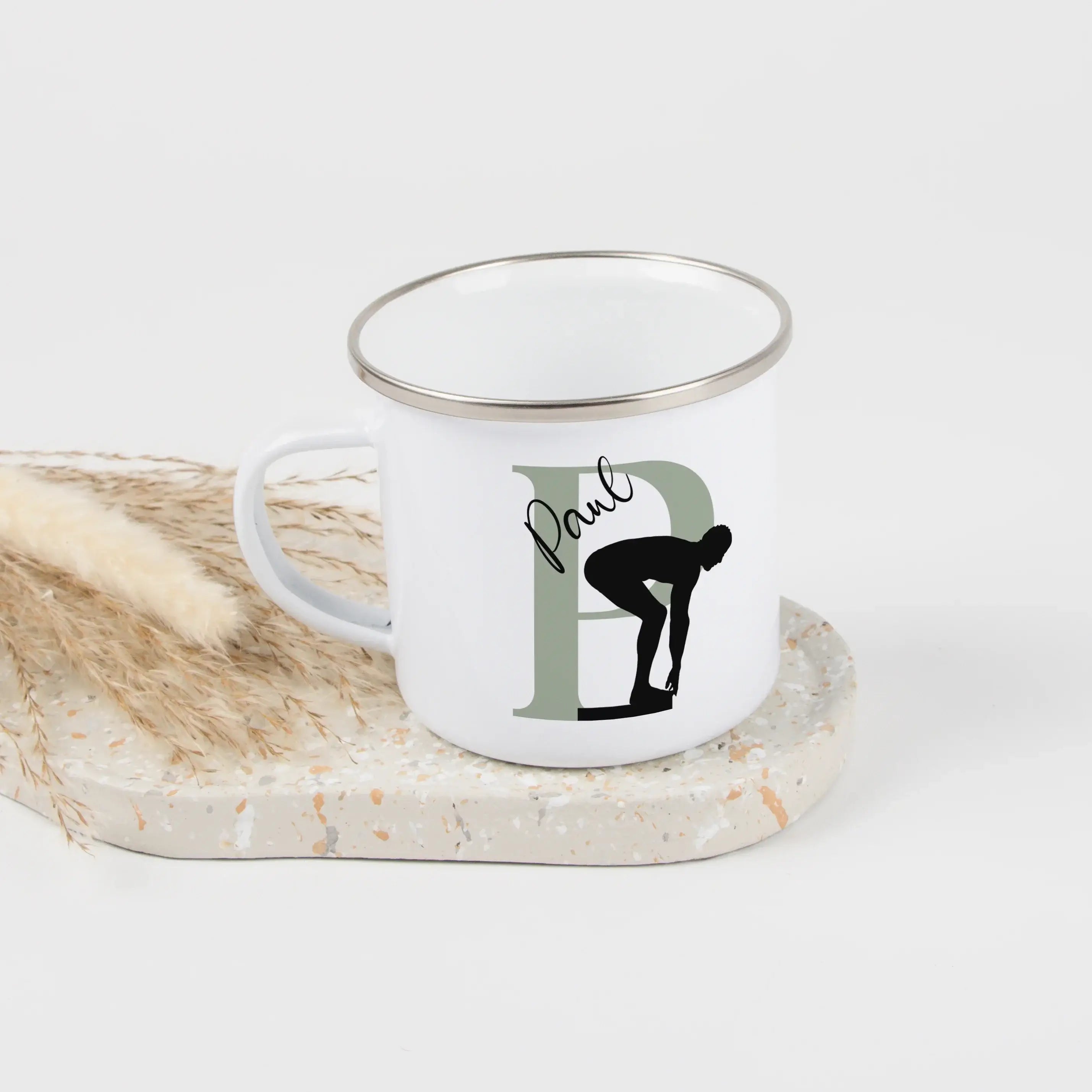 Emaille Tasse mit Namen Schwimmen-Emaille Tasse-famprints-Die Emaille Tasse mit Namen Schwimmen von famprints bringt Kindern, die das Wasser lieben, ein Stück ihres Hobbys an den Frühstückstisch. Das personalisierte Schwimmer-Motiv wird in Deutschland ges