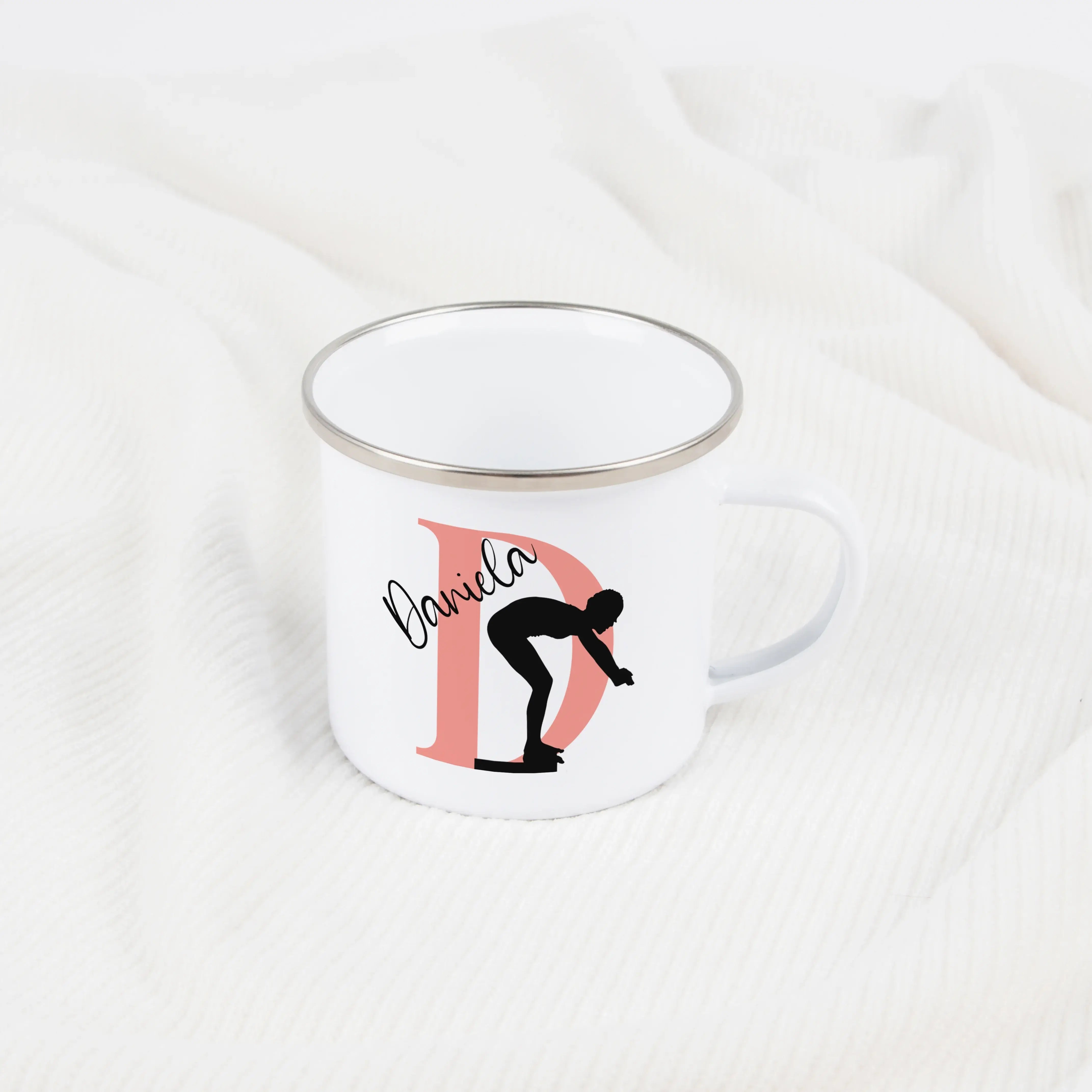 Emaille Tasse mit Namen Schwimmen-Emaille Tasse-famprints-Die Emaille Tasse mit Namen Schwimmen von famprints bringt Kindern, die das Wasser lieben, ein Stück ihres Hobbys an den Frühstückstisch. Das personalisierte Schwimmer-Motiv wird in Deutschland ges