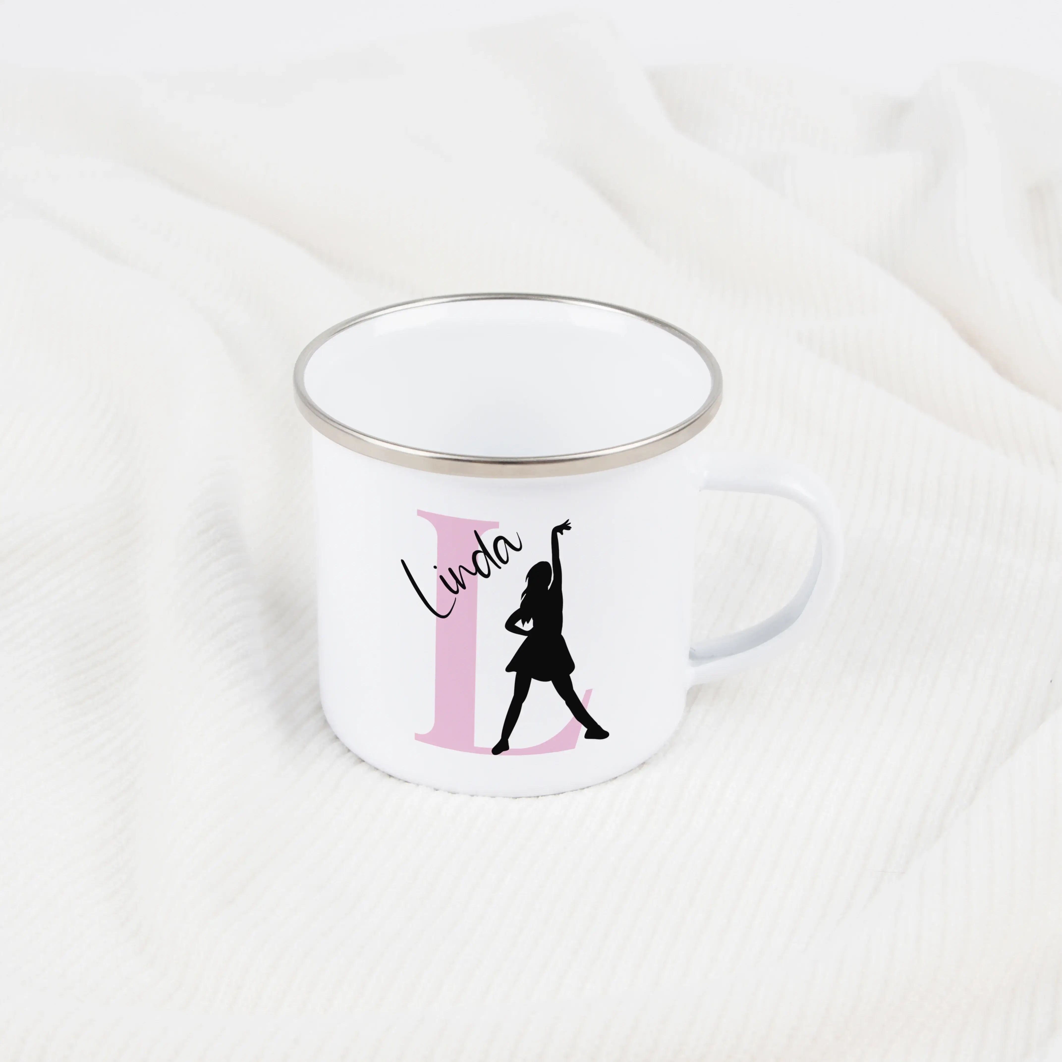 Emaille Tasse mit Namen Tanzen-Emaille Tasse-famprints-Mit der Emaille Tasse mit Namen Tanzen von famprints verschenkst du etwas Persönliches, das genau zur Leidenschaft passt. Ob Ballett, Hip-Hop oder moderner Tanz – das liebevoll gestaltete Motiv in Kom