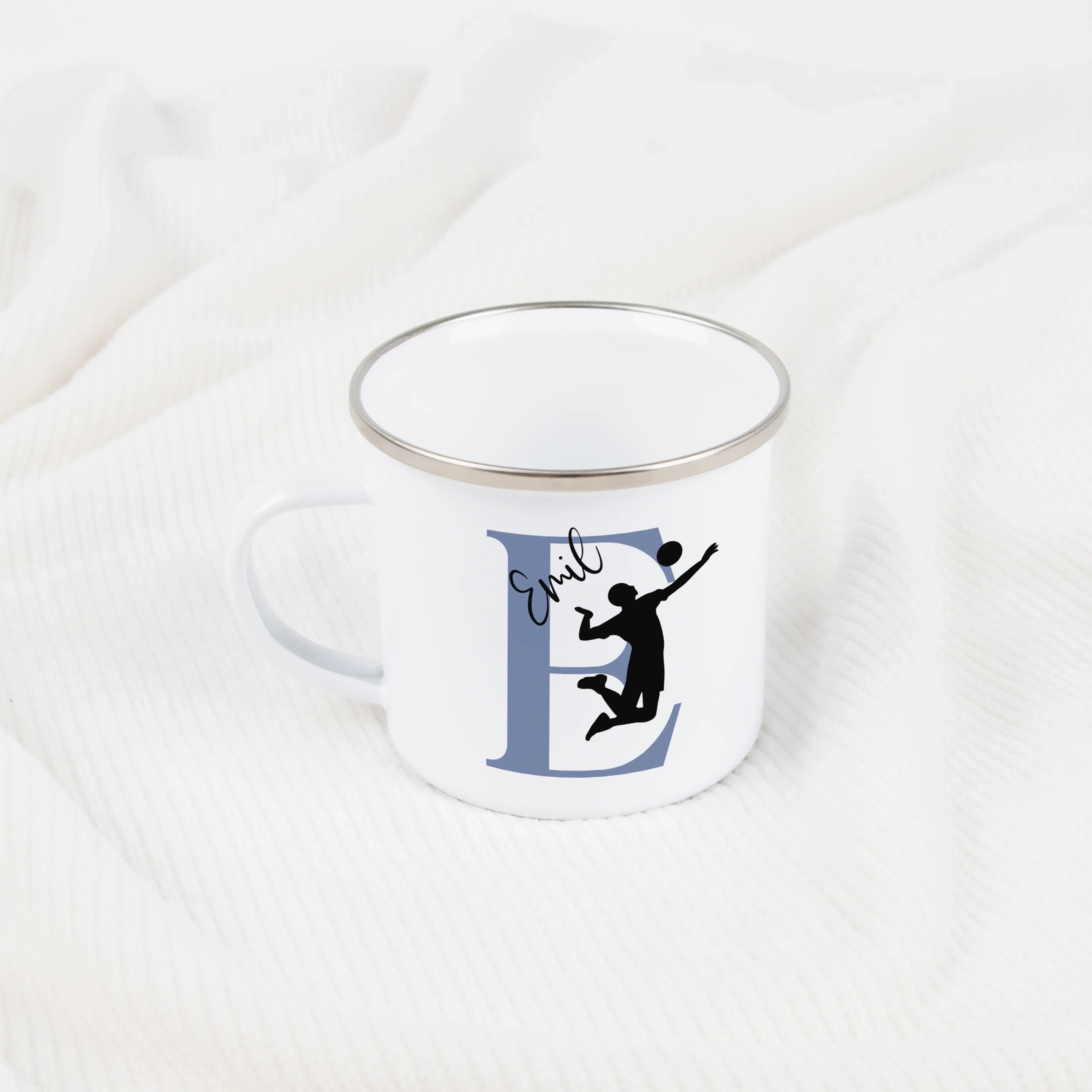 Emaille Tasse mit Namen Volleyball-Emaille Tasse-famprints-Mit der Emaille Tasse mit Namen Volleyball von famprints holst du dir ein persönliches Highlight für Pausen am Spielfeldrand oder gemütliche Momente zu Hause. Dein Wunschname kombiniert mit initia