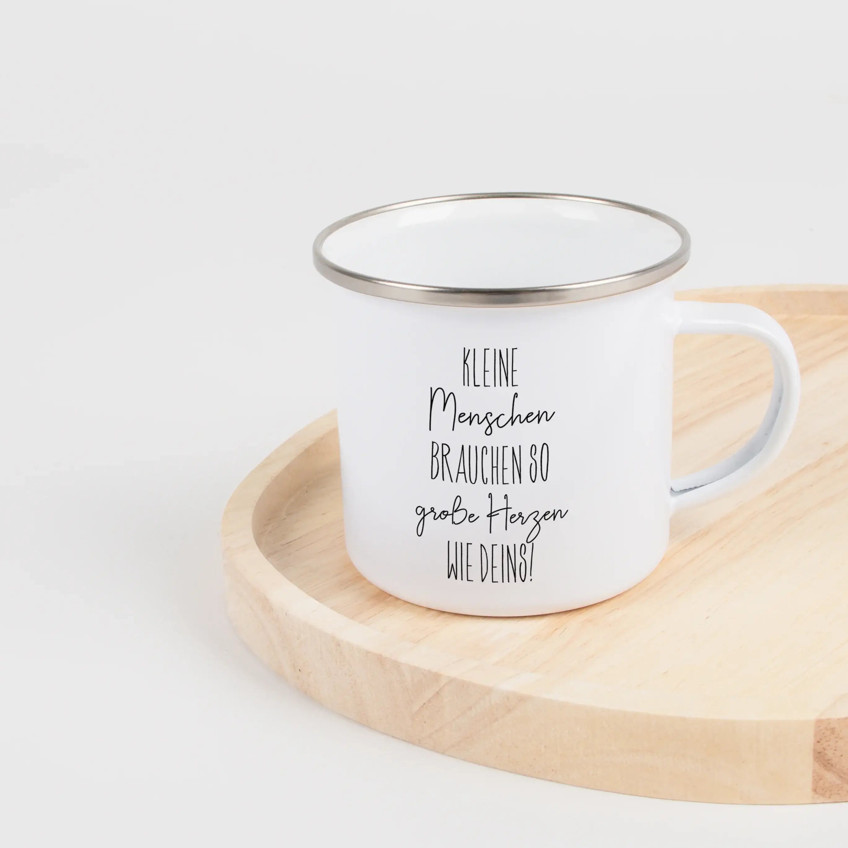 Emaille Tasse kleine Herzen-Emaille Tasse-famprints-Die Emaille Tasse kleine Herzen von famprints trägt den liebevollen Spruch „kleine Menschen brauchen so große Herzen wie deins“ und sagt damit auf einfache, ehrliche Weise Danke. Sie richtet sich an Mens