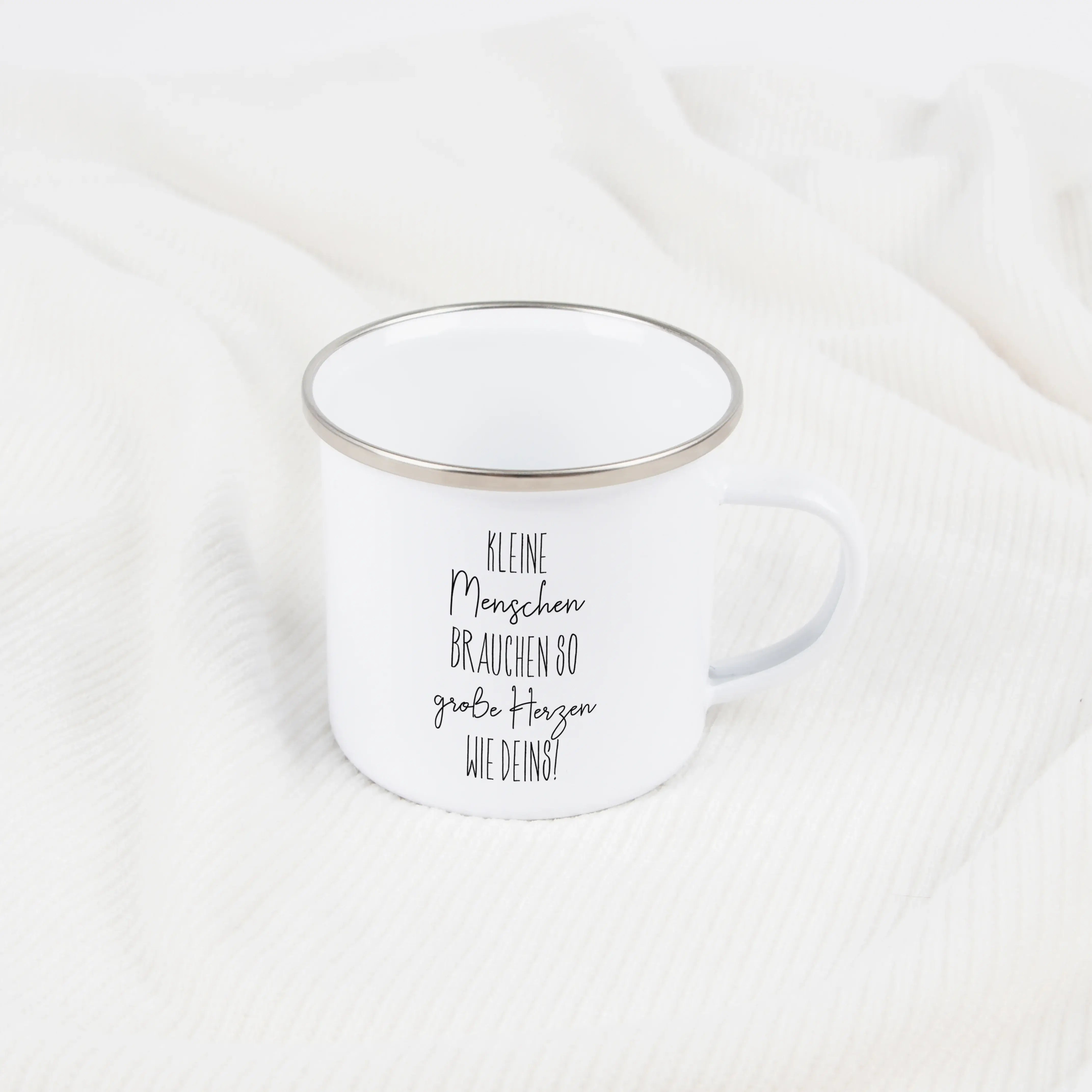 Emaille Tasse kleine Herzen-Emaille Tasse-famprints-Die Emaille Tasse kleine Herzen von famprints trägt den liebevollen Spruch „kleine Menschen brauchen so große Herzen wie deins“ und sagt damit auf einfache, ehrliche Weise Danke. Sie richtet sich an Mens