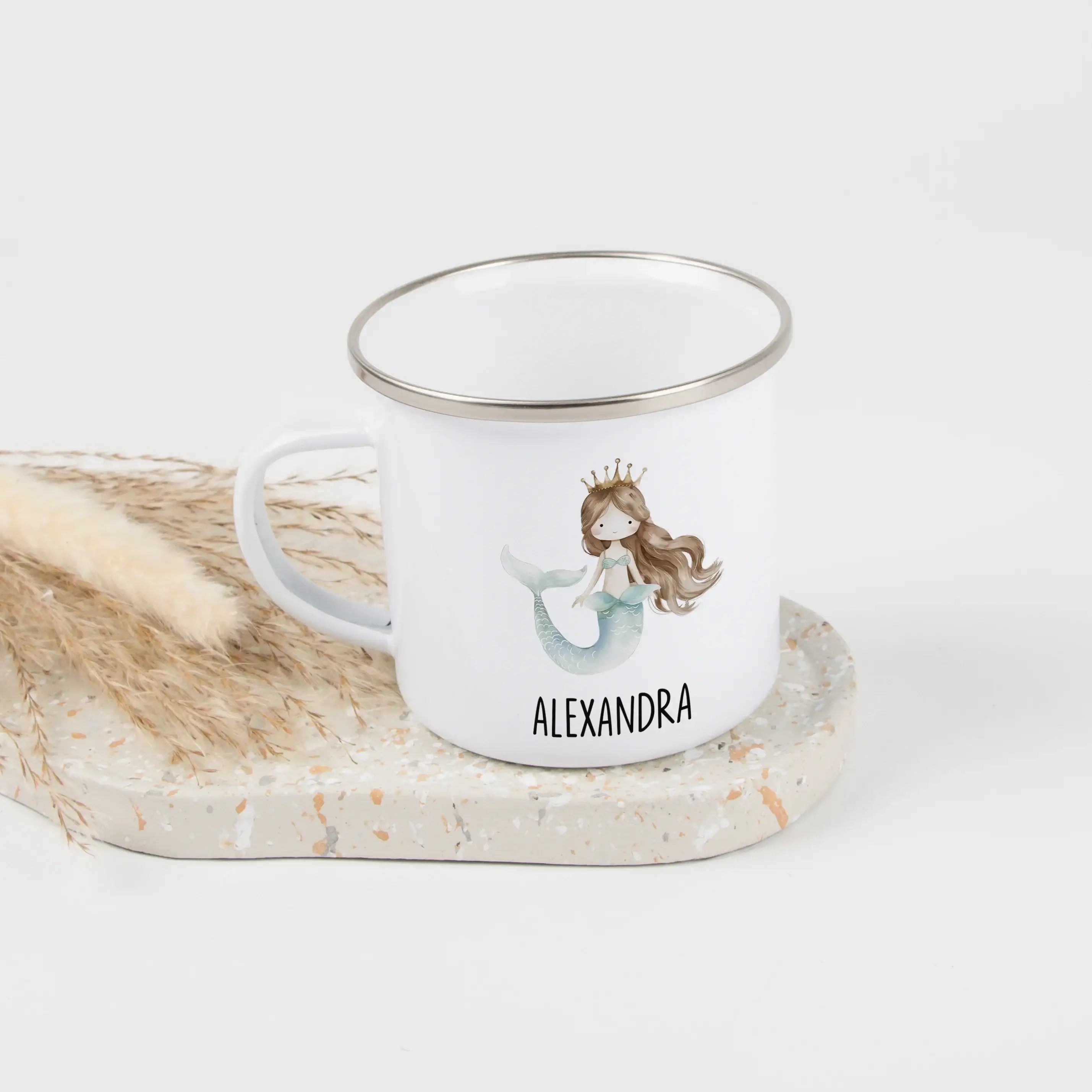 Emaille Tasse Meerjungfrau Azura-Emaille Tasse-famprints-Die Emaille Tasse Meerjungfrau Azura bringt die Magie der Unterwasserwelt direkt in deinen Alltag und verwandelt jeden Schluck in einen kleinen Glücksmoment. Bei famprints gestalten wir aus hochwert