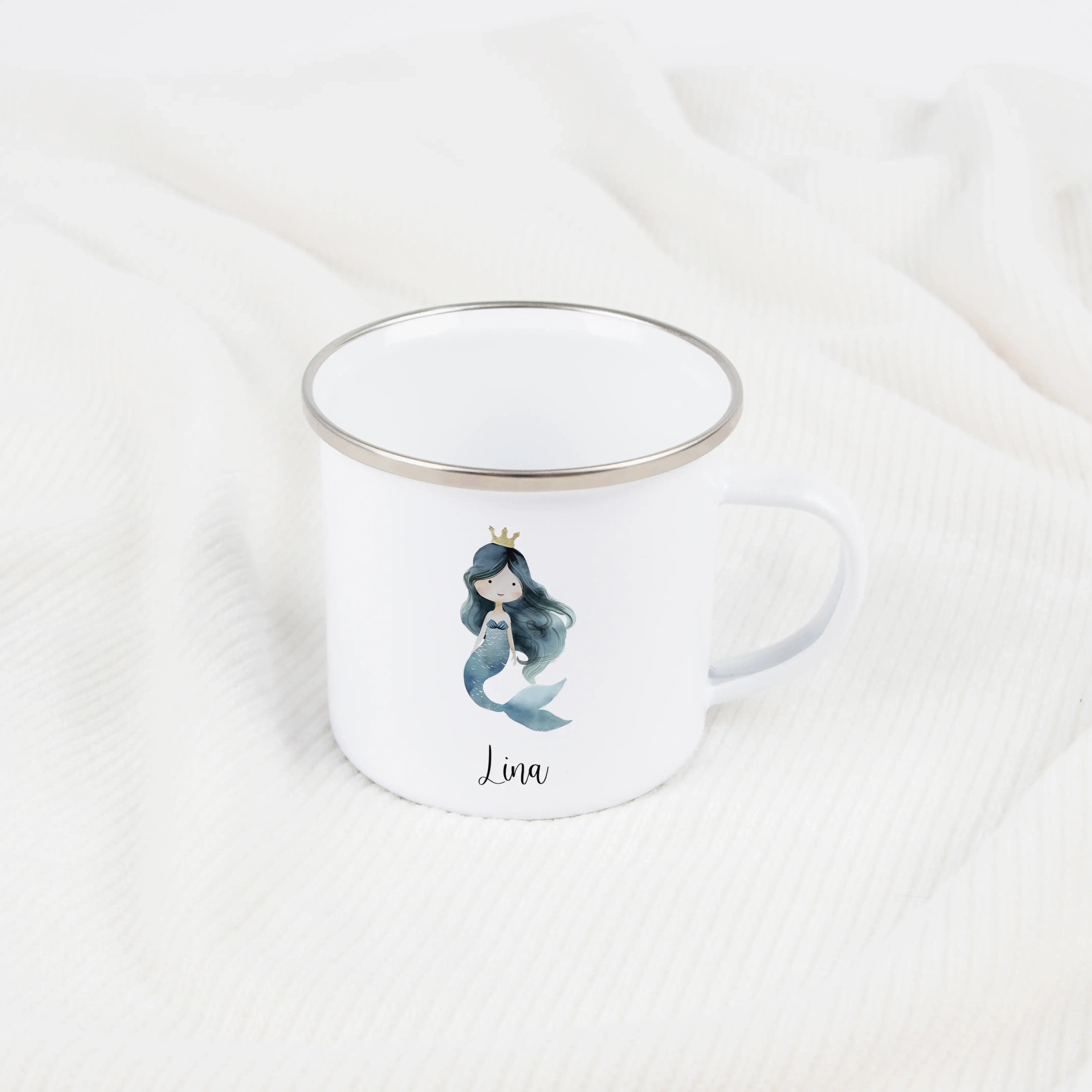 Emaille Tasse Meerjungfrau Azura-Emaille Tasse-famprints-Die Emaille Tasse Meerjungfrau Azura bringt die Magie der Unterwasserwelt direkt in deinen Alltag und verwandelt jeden Schluck in einen kleinen Glücksmoment. Bei famprints gestalten wir aus hochwert