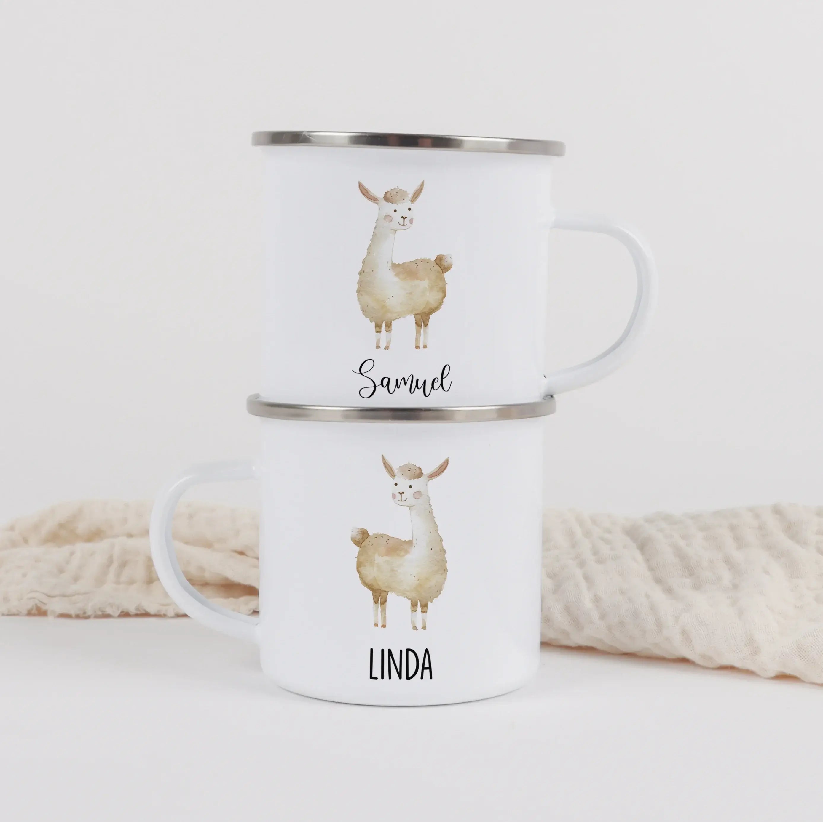 Emaille Tasse Lama-Emaille Tasse-famprints-Die Emaille Tasse Lama von famprints verbindet ein liebevolles Design mit einer persönlichen Note, die jedes Geschenk besonders macht. Das sanfte Lama Motiv in Aquarelloptik spricht Kinder sofort an und wird durc