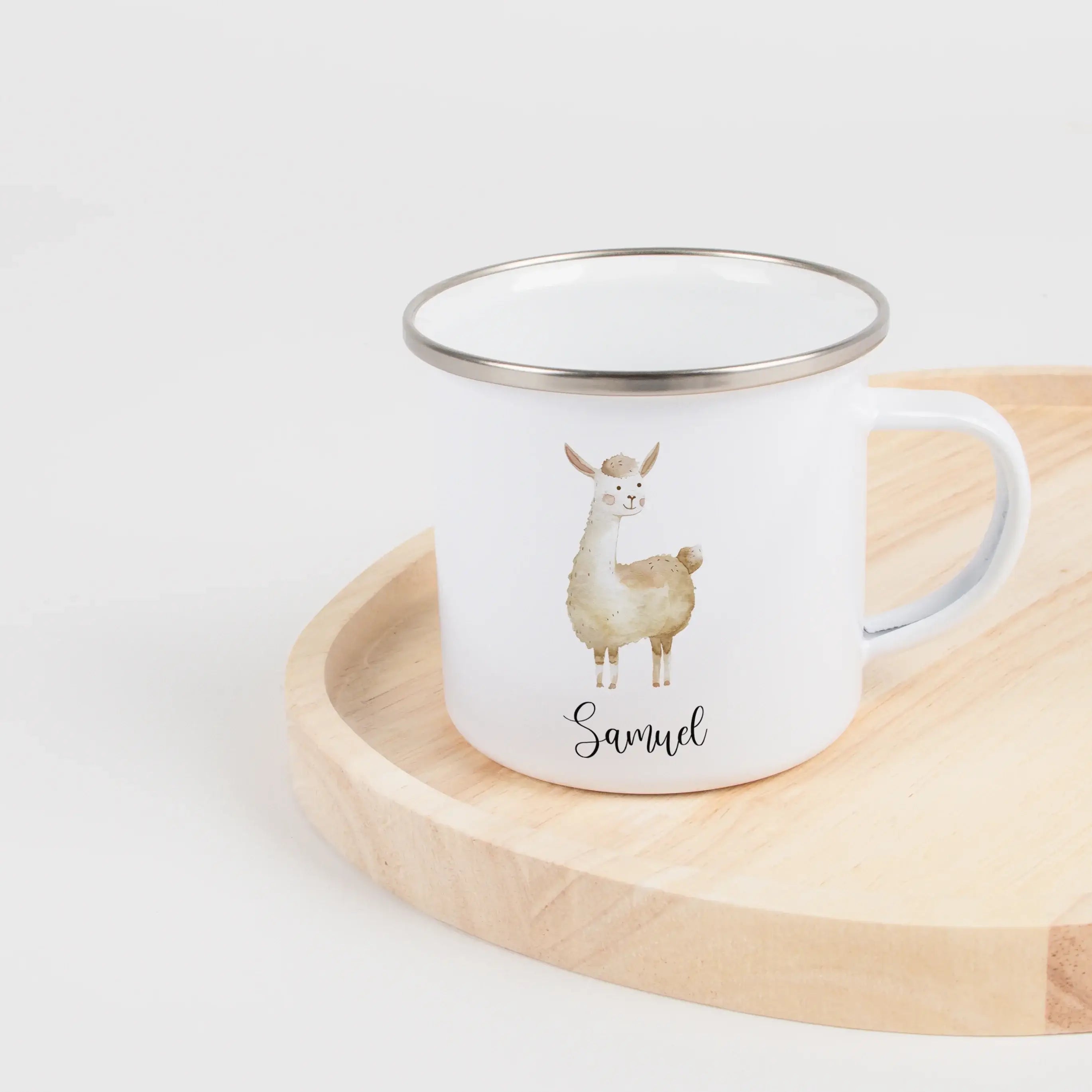 Emaille Tasse Lama-Emaille Tasse-famprints-Die Emaille Tasse Lama von famprints verbindet ein liebevolles Design mit einer persönlichen Note, die jedes Geschenk besonders macht. Das sanfte Lama Motiv in Aquarelloptik spricht Kinder sofort an und wird durc