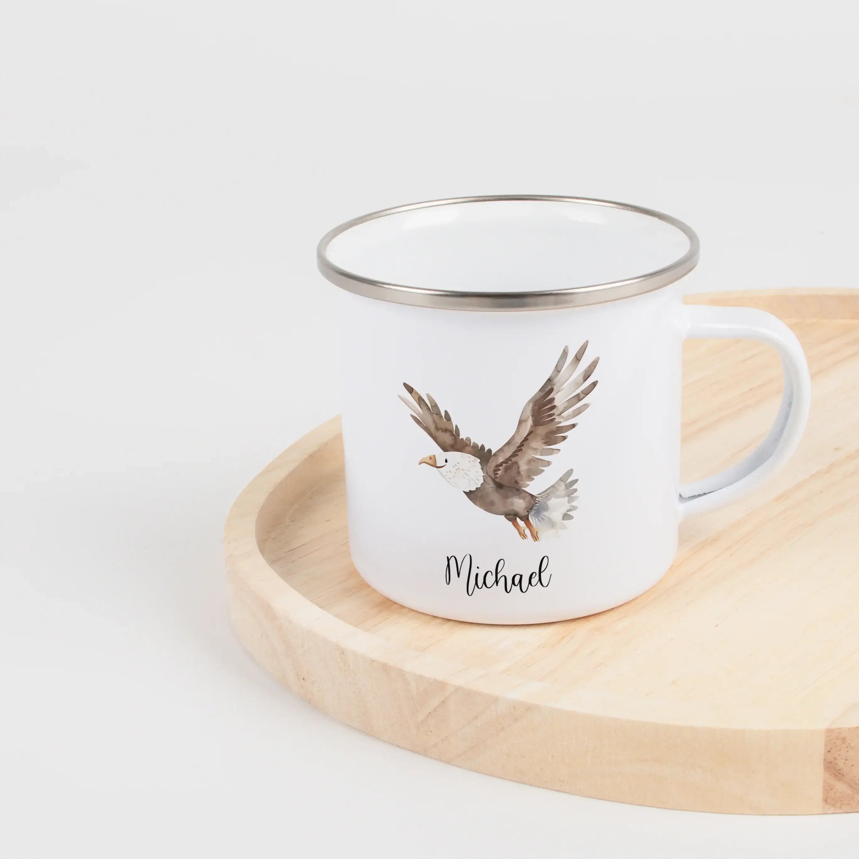 Emaille Tasse Adler-Emaille Tasse-famprints-Die Emaille Tasse Adler von famprints bringt ein liebevoll gestaltetes Aquarellmotiv in deinen Alltag und wird durch deinen Wunschnamen zu einem persönlichen Begleiter. Der leichte Campingbecher mit 300 ml Füllm