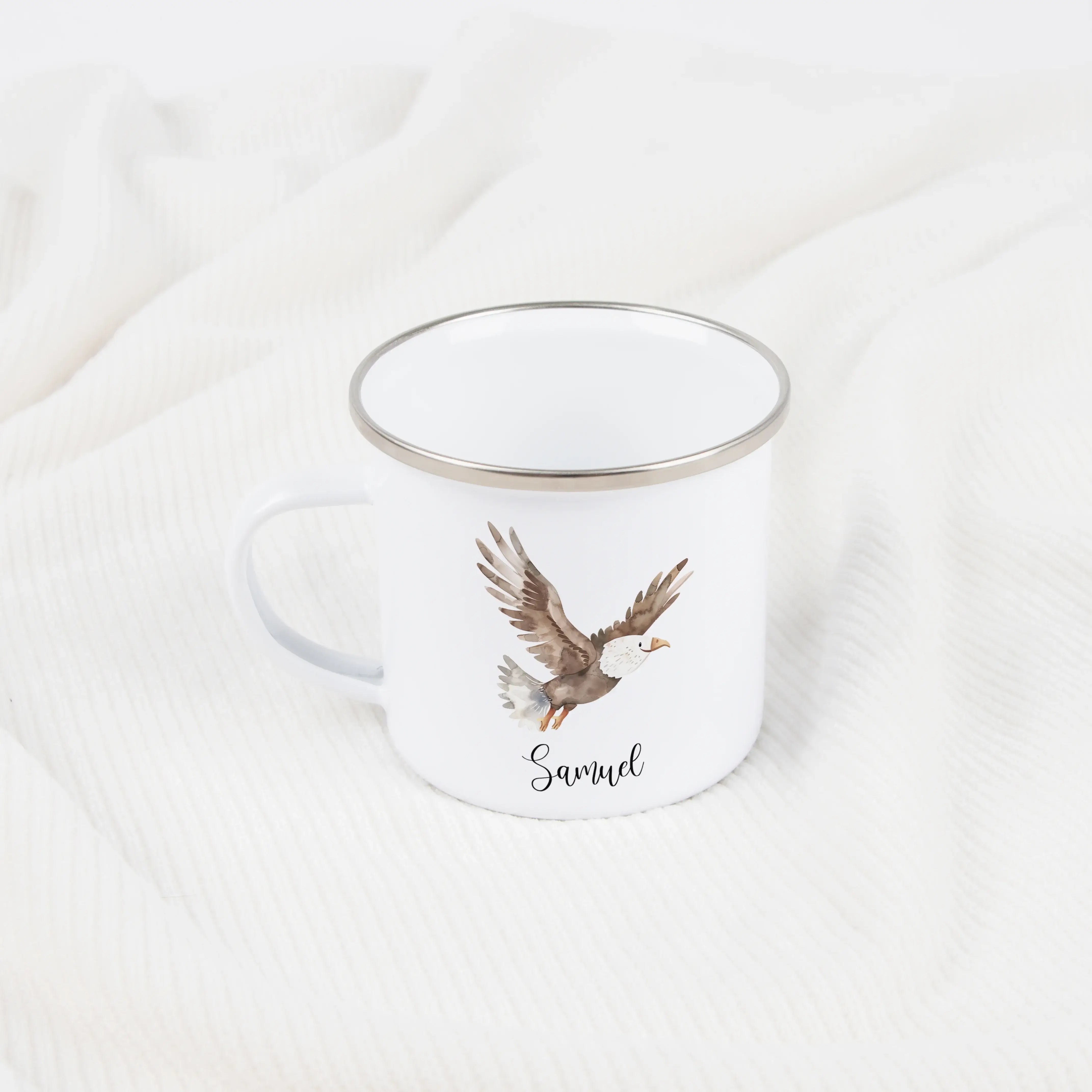 Emaille Tasse Adler-Emaille Tasse-famprints-Die Emaille Tasse Adler von famprints bringt ein liebevoll gestaltetes Aquarellmotiv in deinen Alltag und wird durch deinen Wunschnamen zu einem persönlichen Begleiter. Der leichte Campingbecher mit 300 ml Füllm