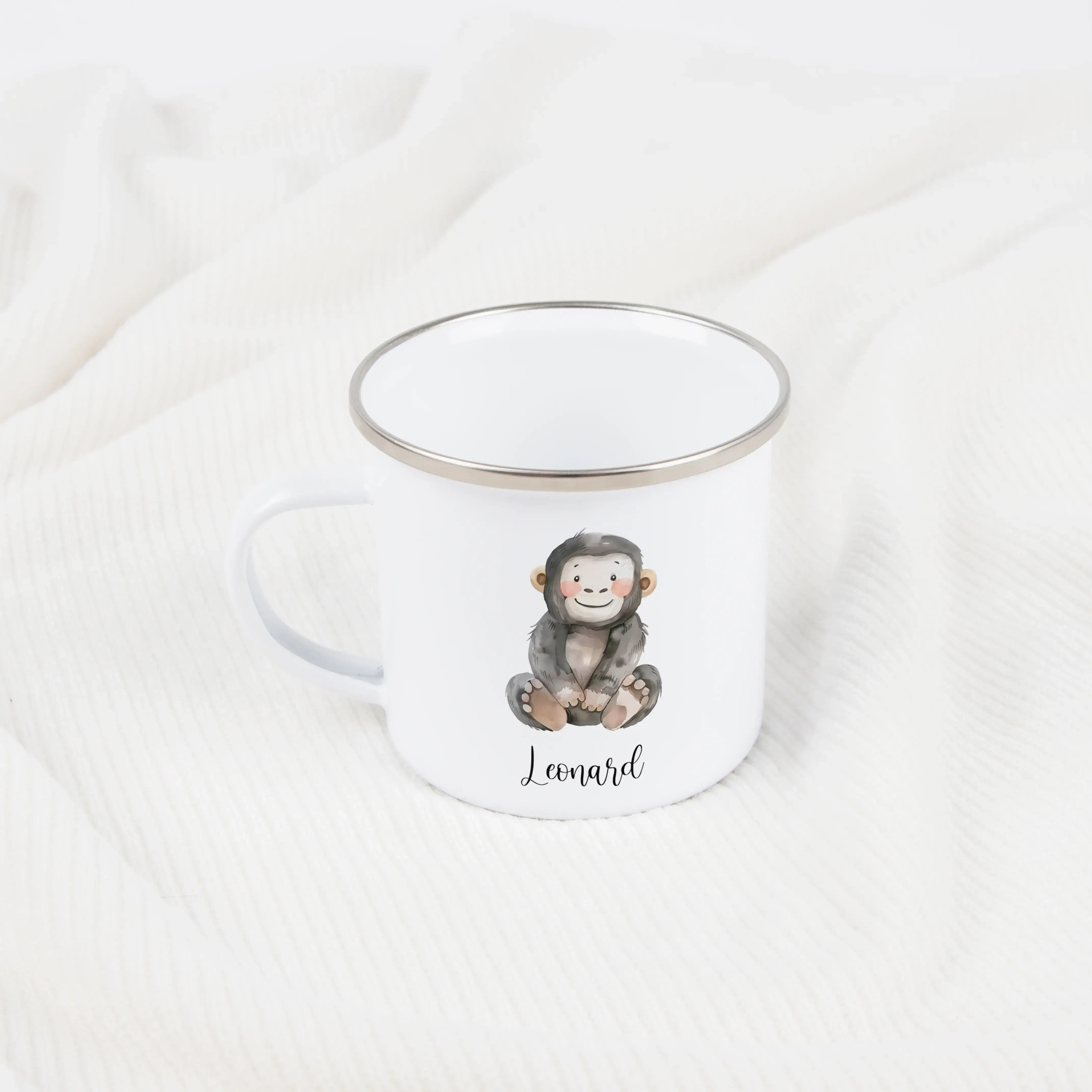 Emaille Tasse Affe-Emaille Tasse-famprints-Die Emaille Tasse Affe von famprints bringt gute Laune auf jeden Tisch und wird dank deiner Personalisierung zu einem kleinen Geschenkmoment. Der liebevoll illustrierte Affe macht die Tasse für Kinder wie Erwachs