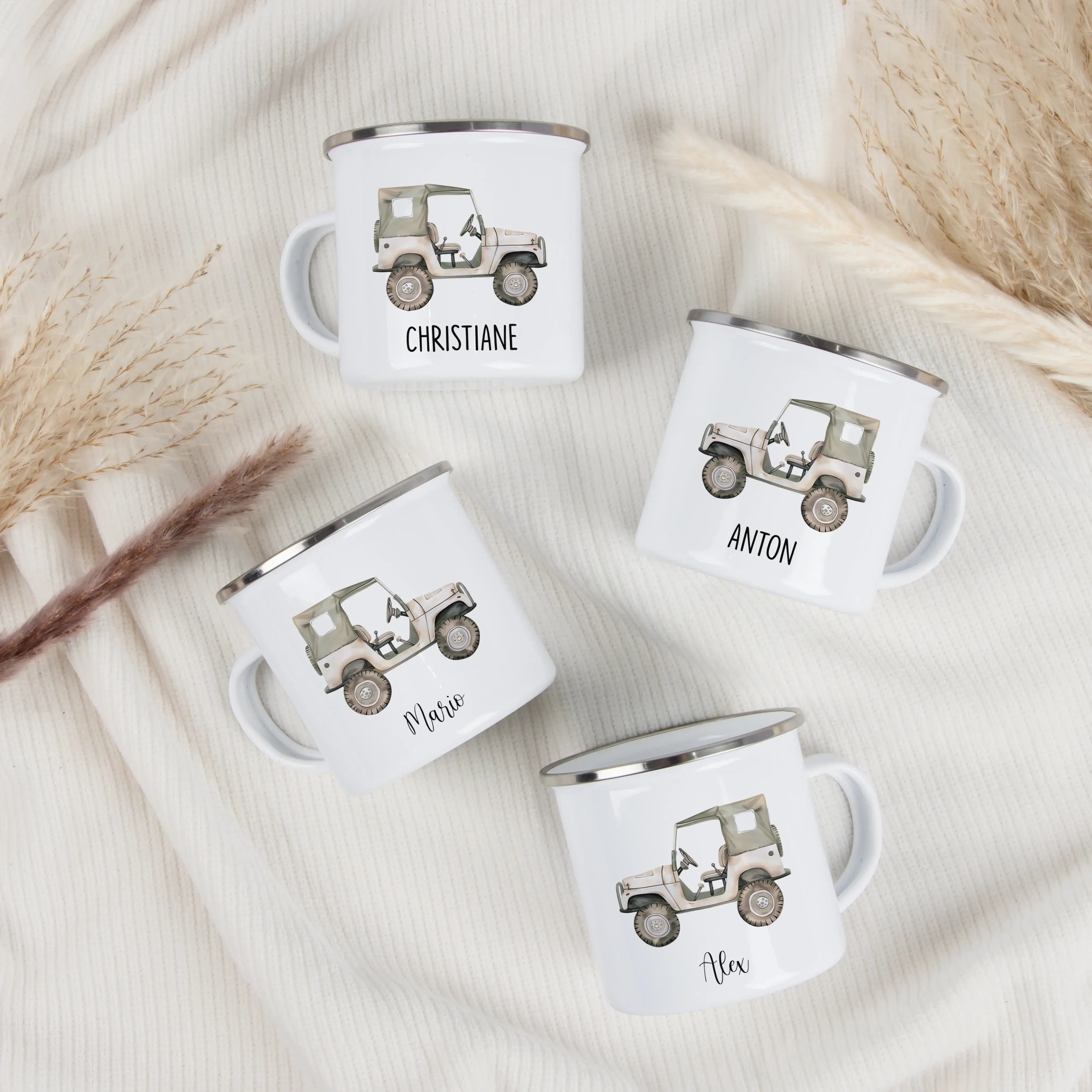 Emaille Tasse Jeep-Emaille Tasse-famprints-Die Emaille Tasse Jeep von famprints ist genau das Richtige, wenn du ein persönliches Geschenk suchst, das im Alltag genutzt wird und trotzdem etwas Besonderes ist. Das liebevoll gestaltete Jeep-Motiv erinnert an