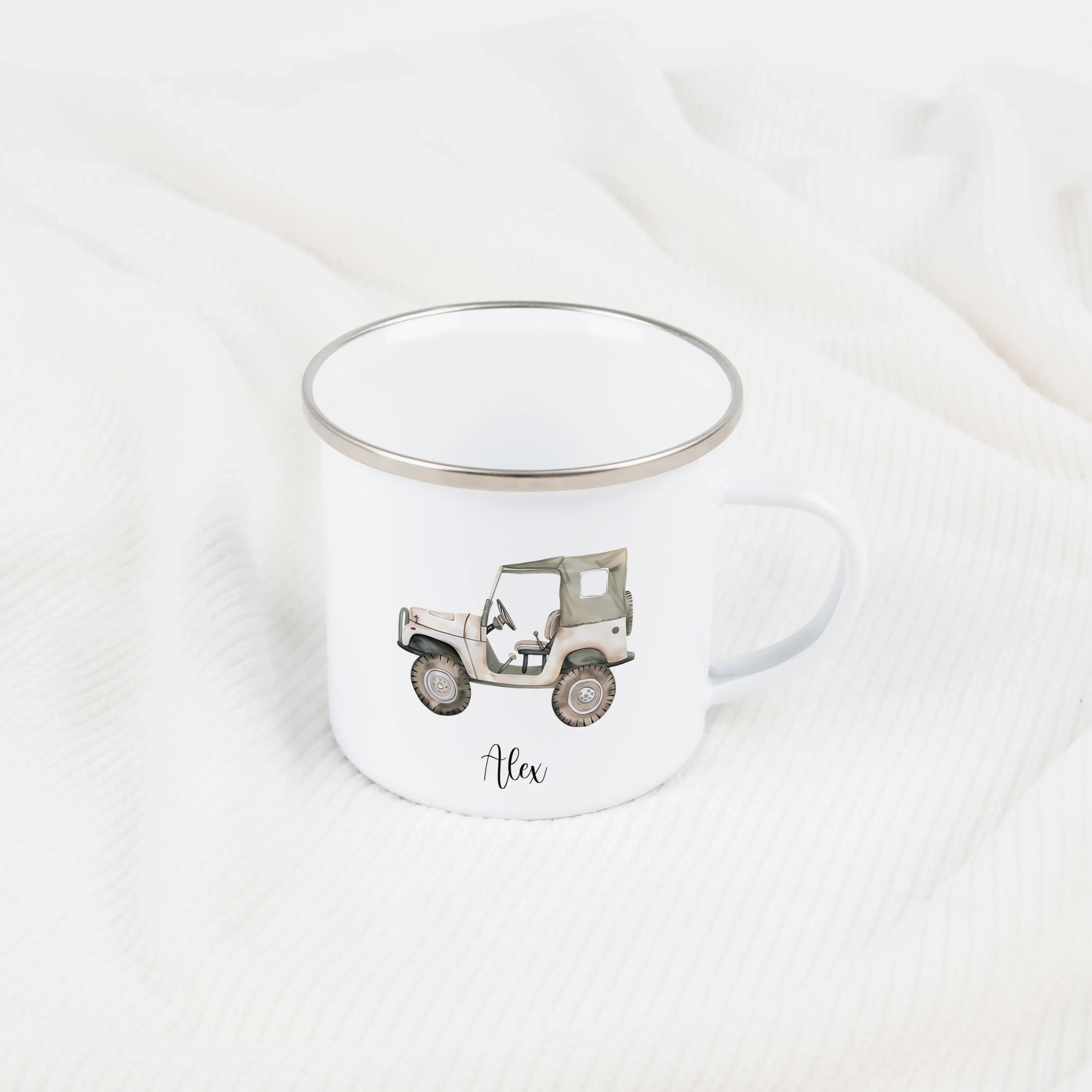 Emaille Tasse Jeep-Emaille Tasse-famprints-Die Emaille Tasse Jeep von famprints ist genau das Richtige, wenn du ein persönliches Geschenk suchst, das im Alltag genutzt wird und trotzdem etwas Besonderes ist. Das liebevoll gestaltete Jeep-Motiv erinnert an