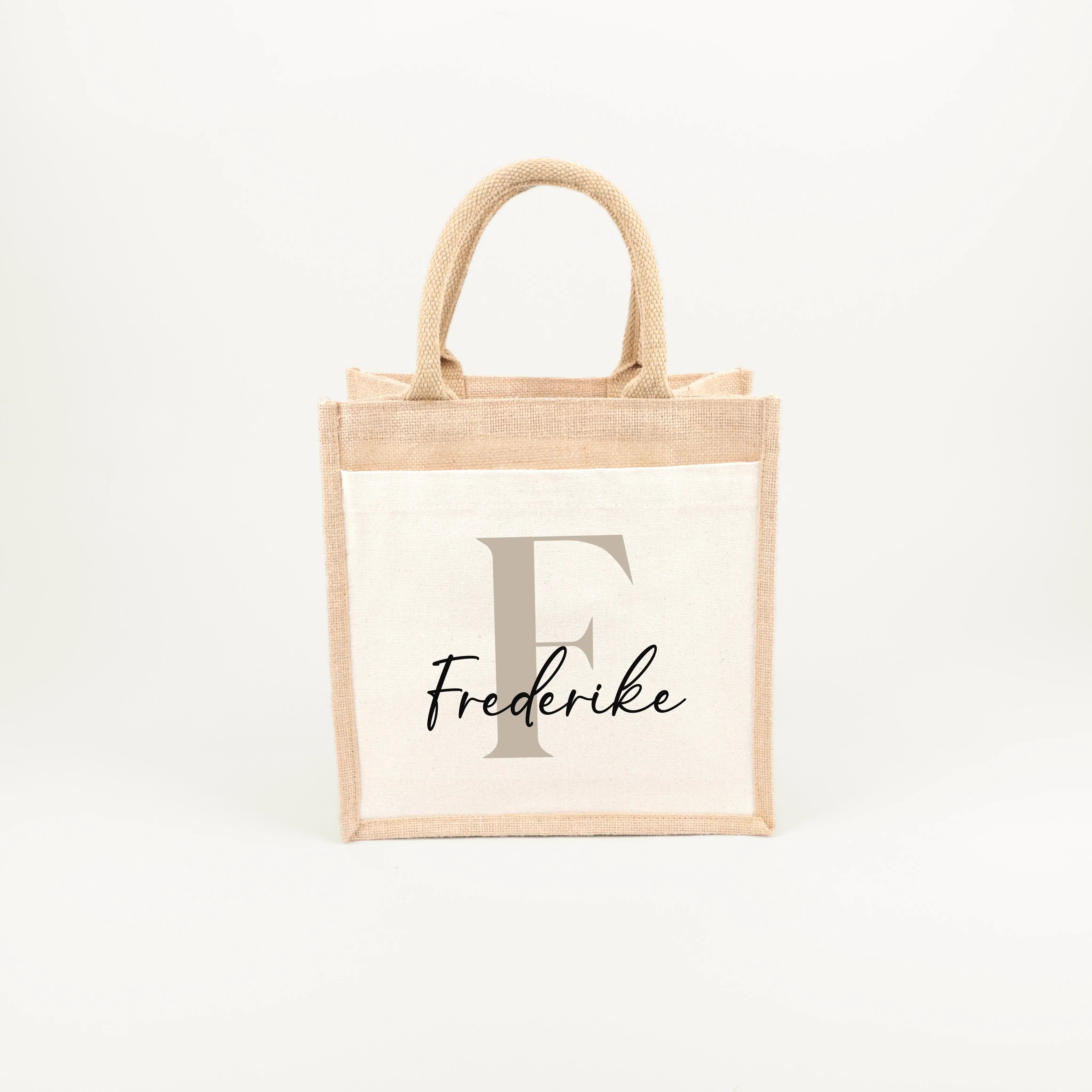 Jutetasche Name + Initial - Jutetasche - famprints - Eine Jutetasche Name + Initial von famprints ist mehr als ein hübsches Accessoire – sie wird zu einem liebevollen Begleiter für Alltag und besondere Momente. Mit deinen persönlichen Buchstaben in sanfte