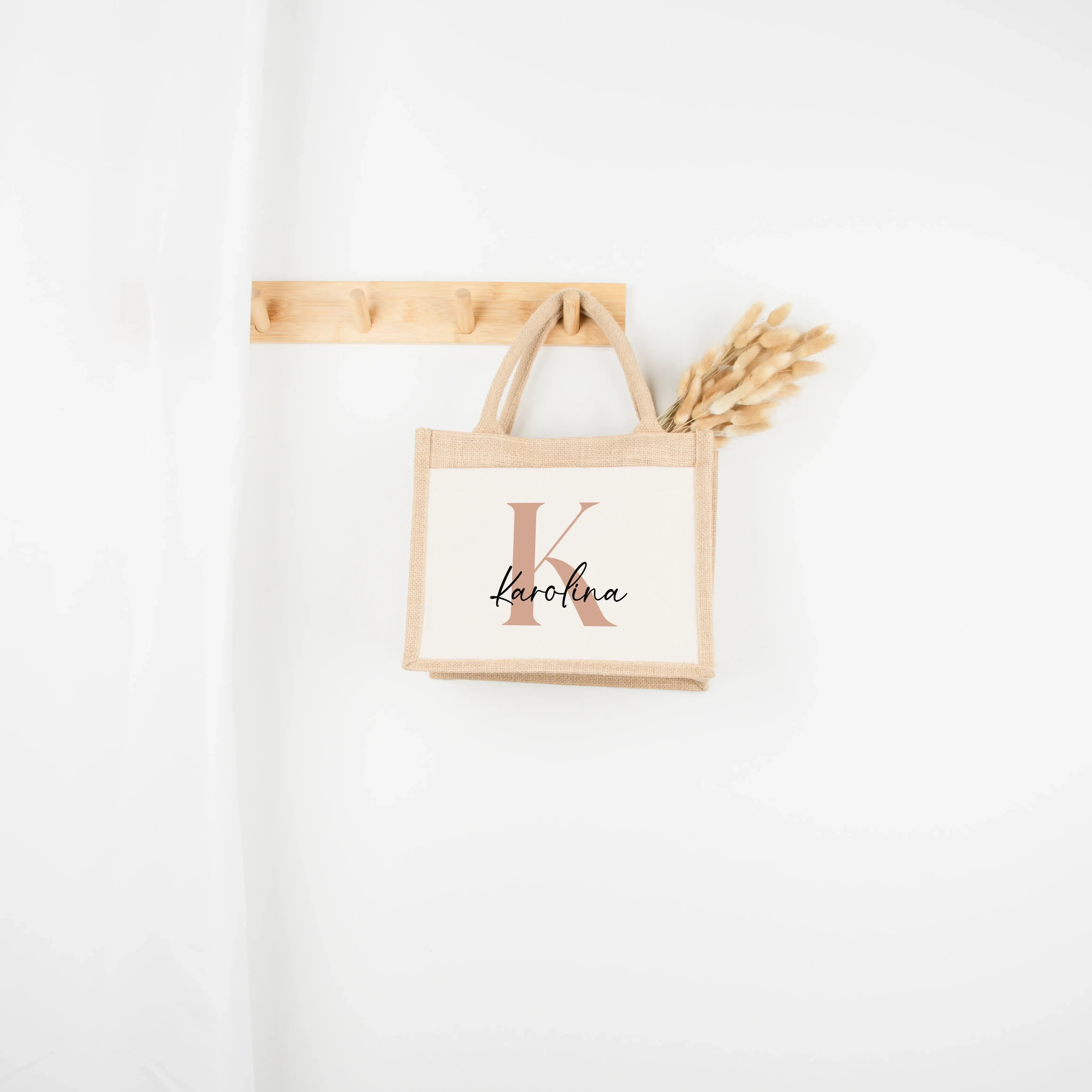 Jutetasche Name + Initial - Jutetasche - famprints - Eine Jutetasche Name + Initial von famprints ist mehr als ein hübsches Accessoire – sie wird zu einem liebevollen Begleiter für Alltag und besondere Momente. Mit deinen persönlichen Buchstaben in sanfte