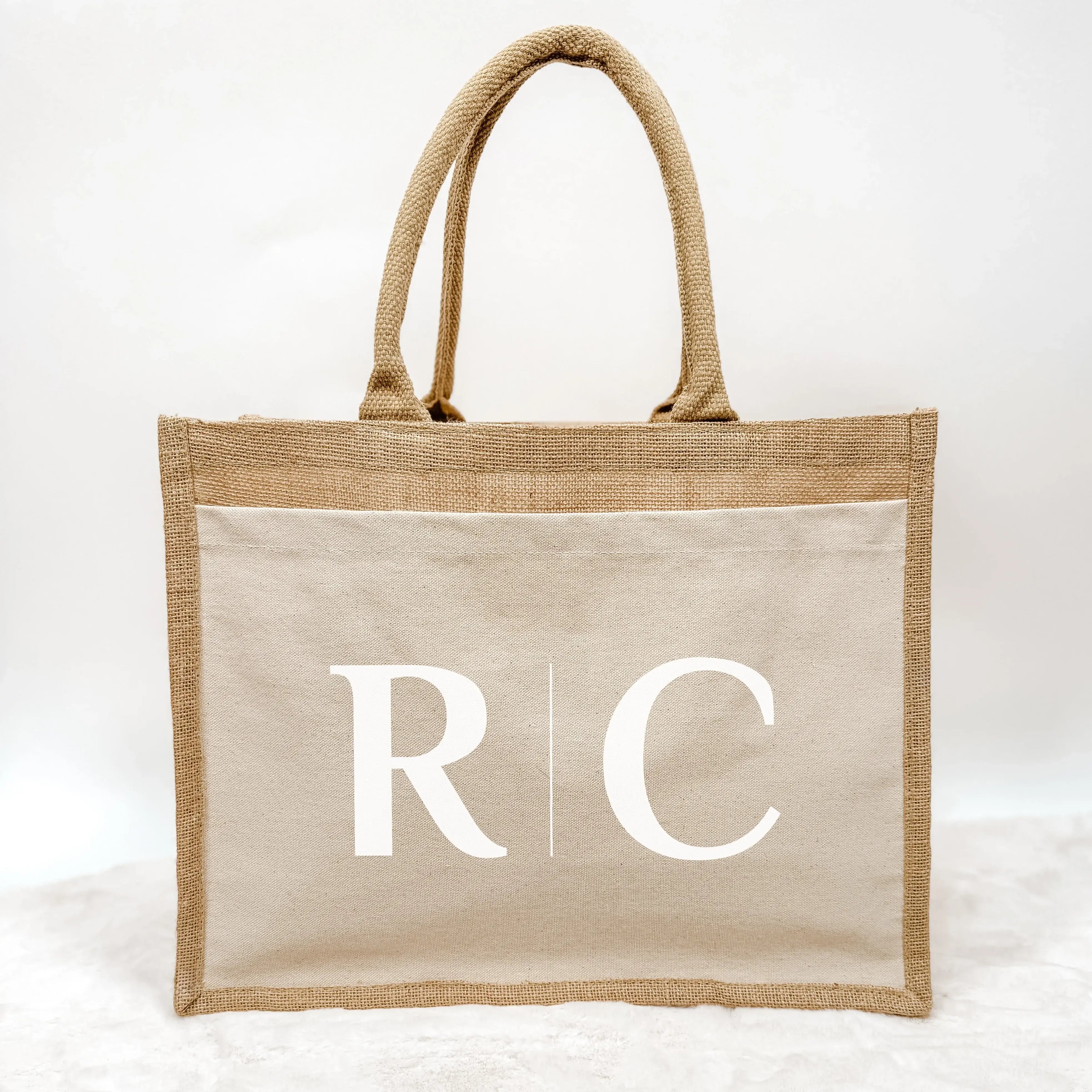 Jutetasche 2 Initialen - Jutetasche - famprints - Entdecke die Jutetasche 2 Initialen – dein perfektes, personalisiertes Geschenk für Freundinnen, Paare oder dich selbst! Diese stylische Jutetasche kannst du ganz individuell mit zwei Initialen gestalten.