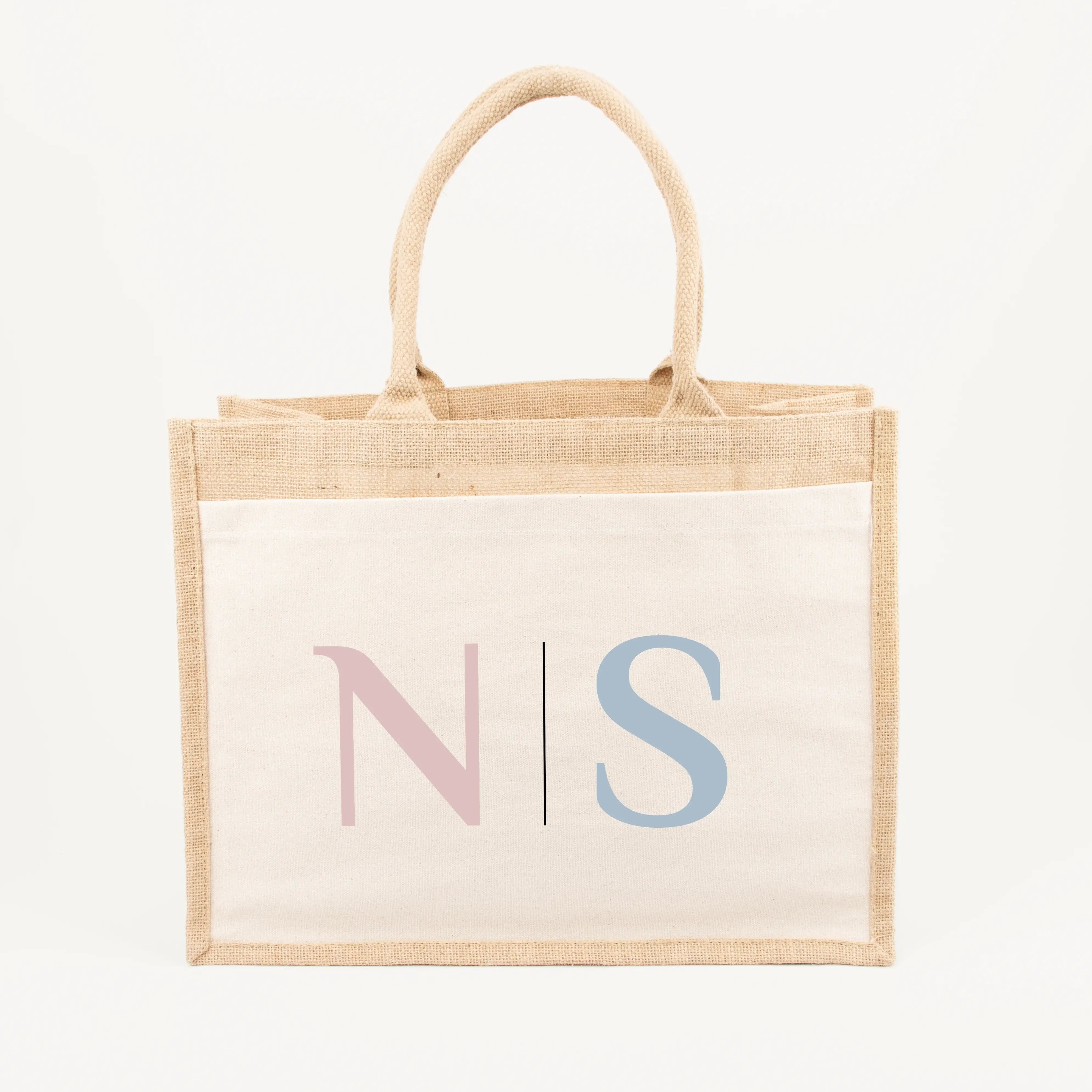 Jutetasche 2 Initialen - Jutetasche - famprints - Entdecke die Jutetasche 2 Initialen – dein perfektes, personalisiertes Geschenk für Freundinnen, Paare oder dich selbst! Diese stylische Jutetasche kannst du ganz individuell mit zwei Initialen gestalten.