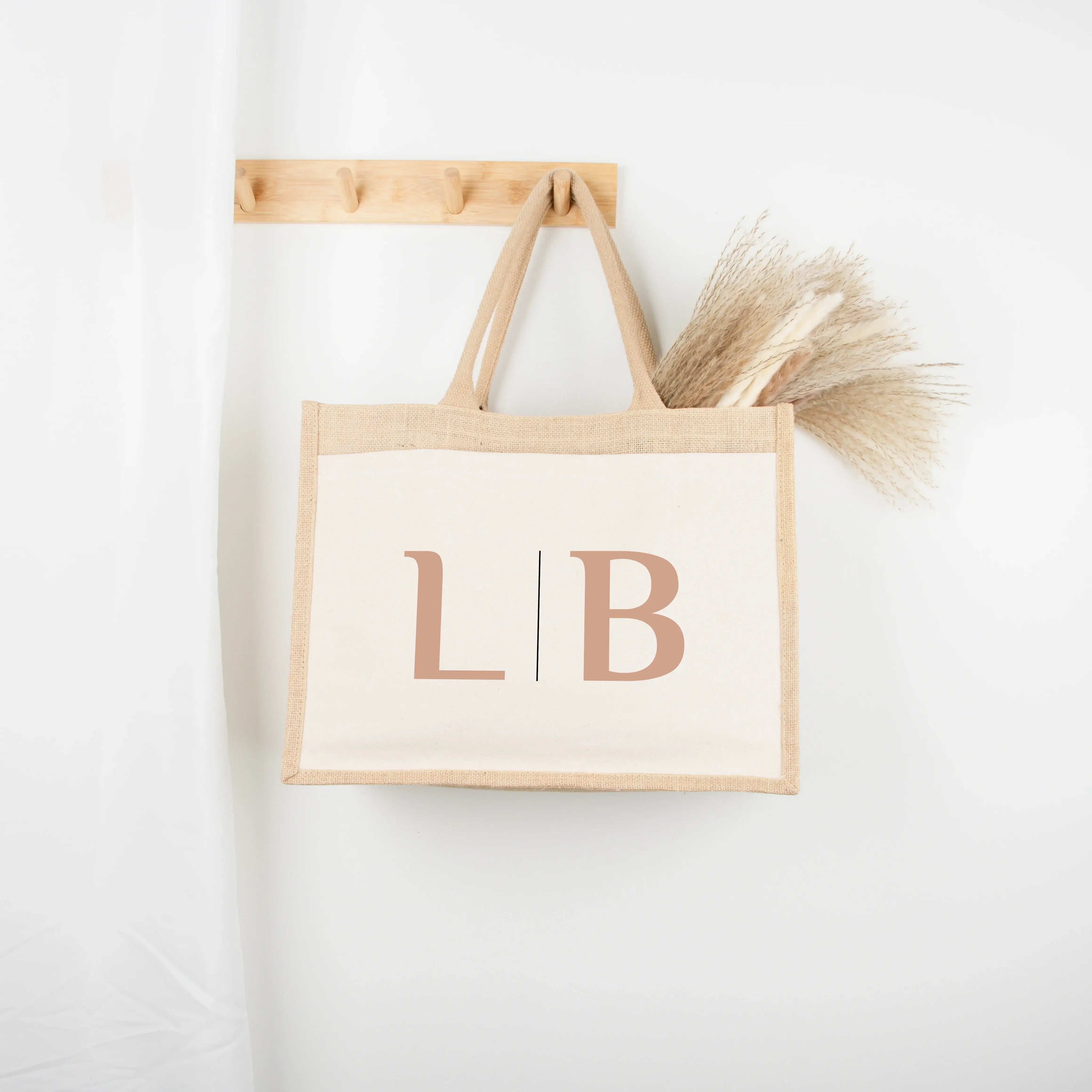 Jutetasche 2 Initialen - Jutetasche - famprints - Entdecke die Jutetasche 2 Initialen – dein perfektes, personalisiertes Geschenk für Freundinnen, Paare oder dich selbst! Diese stylische Jutetasche kannst du ganz individuell mit zwei Initialen gestalten.