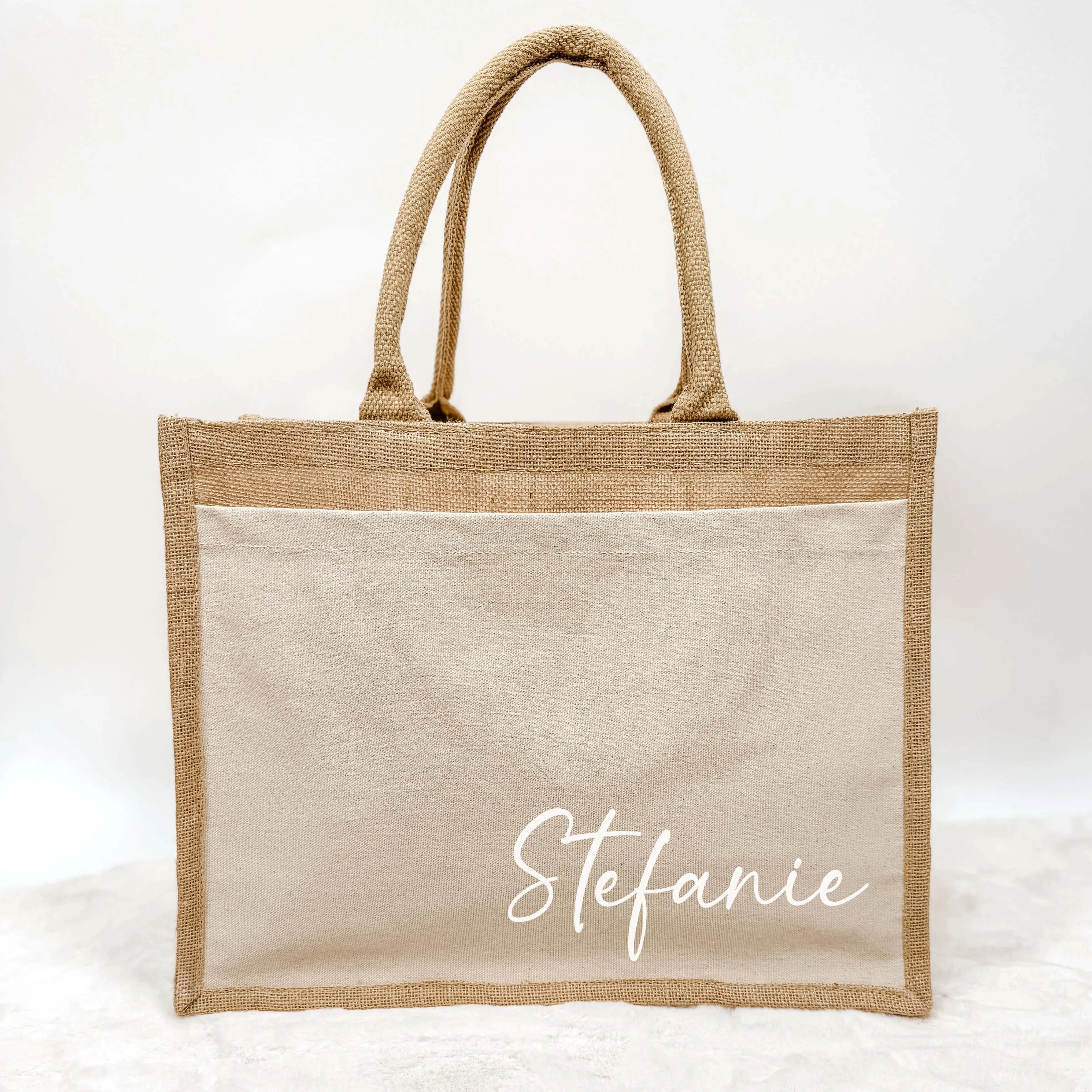 Jutetasche Name - Jutetasche - famprints - Entdecke unsere personalisierte Jutetasche Name – dein perfekter Begleiter für den Alltag! Wähle aus drei praktischen Größen (S, M, L) und gestalte deine Tasche individuell mit deinem Namen in verschiedenen Farbe