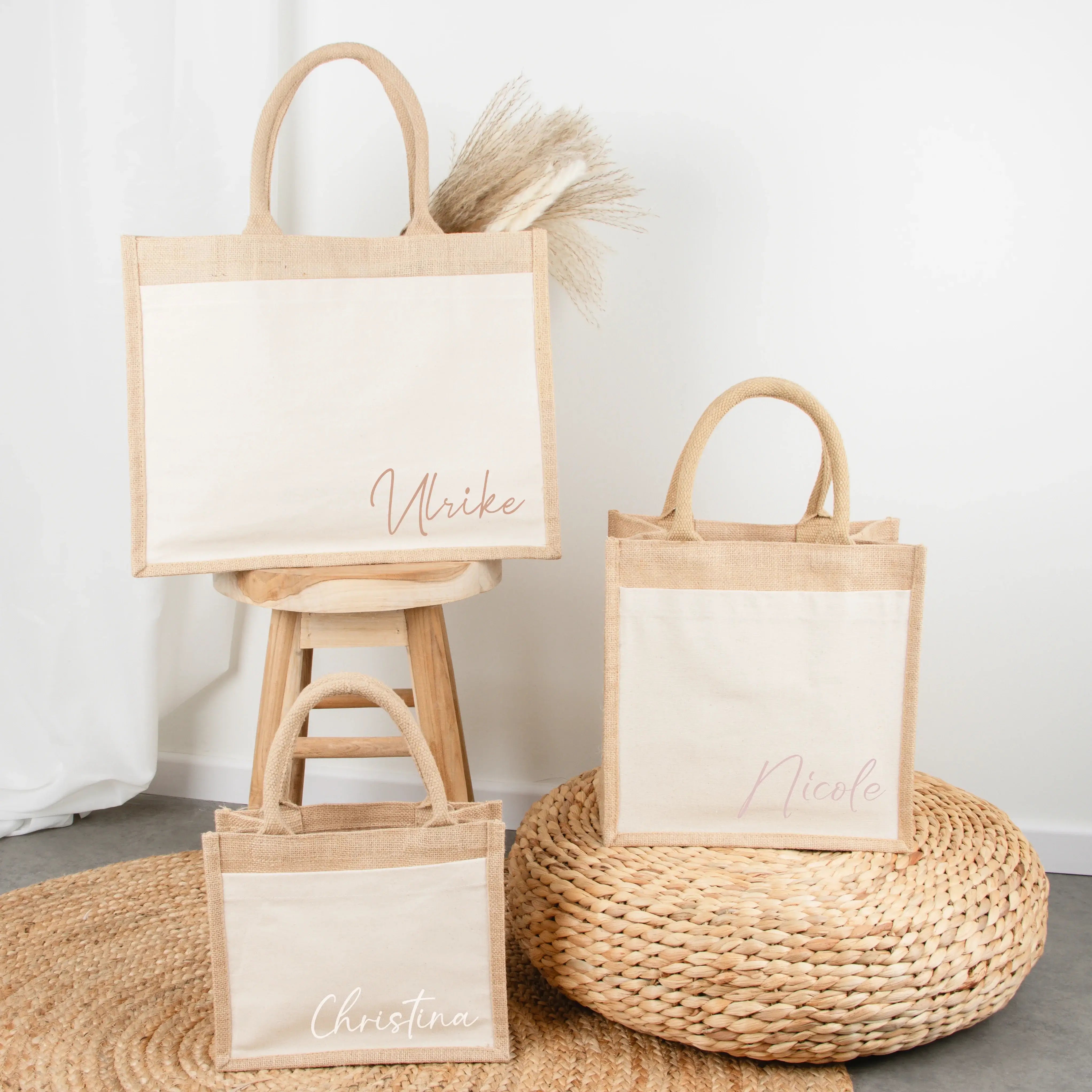 Jutetasche Name - famprints - Jutetasche - Wenn du ein Geschenk suchst, das von Herzen kommt, dann ist die Jutetasche Name von famprints genau das richtige Detail, um deinen Moment noch persönlicher zu machen. Stell dir vor, du überreichst ein Präsent – e