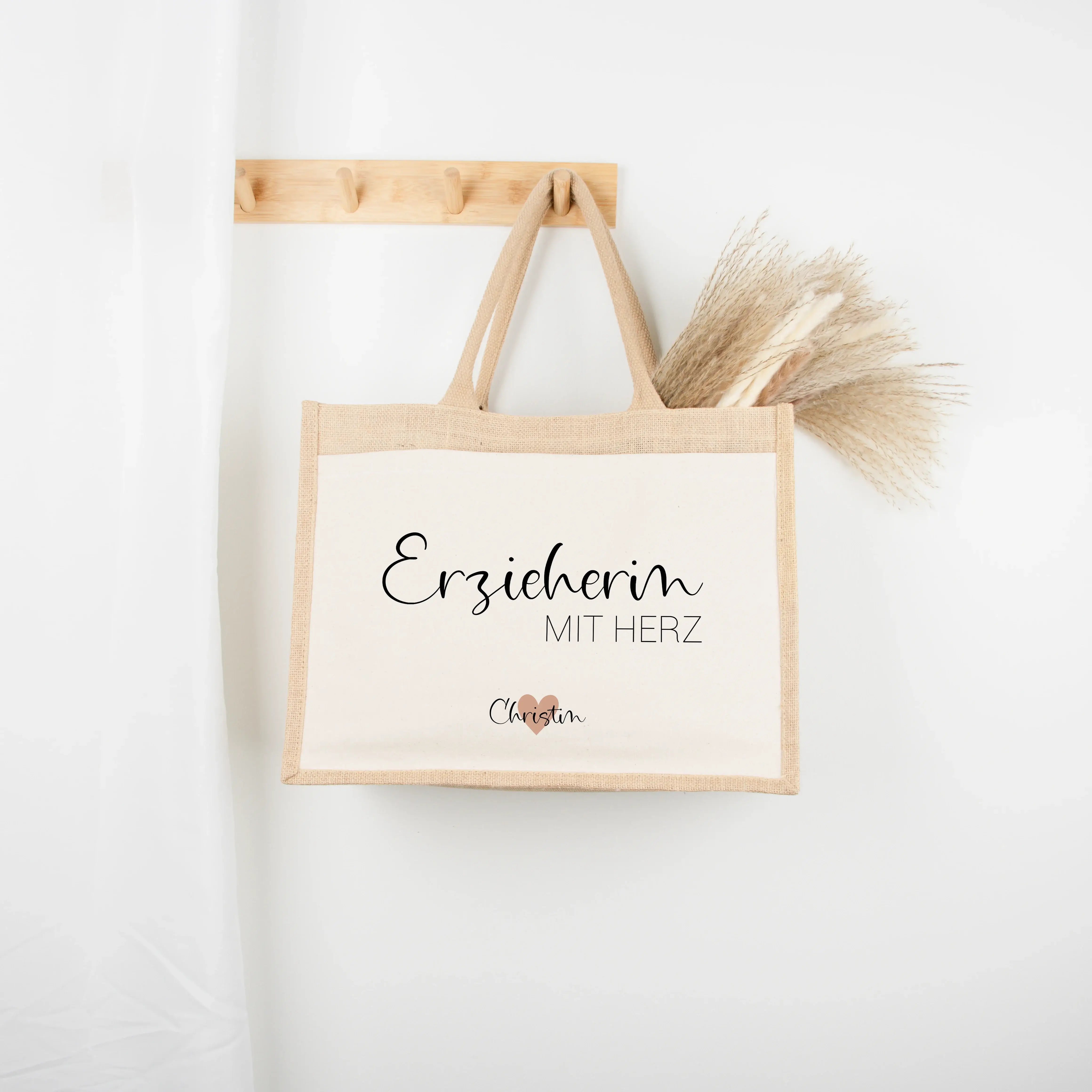 Jutetasche Erzieherin mit Herz - Jutetasche - famprints - Suchst du ein liebevolles Geschenk für deine Erzieherin? Unsere Jutetasche Erzieherin mit Herz ist genau das Richtige! Auf der Tasche prangt der Schriftzug „Erzieherin mit Herz“ in edlem Schwarz od