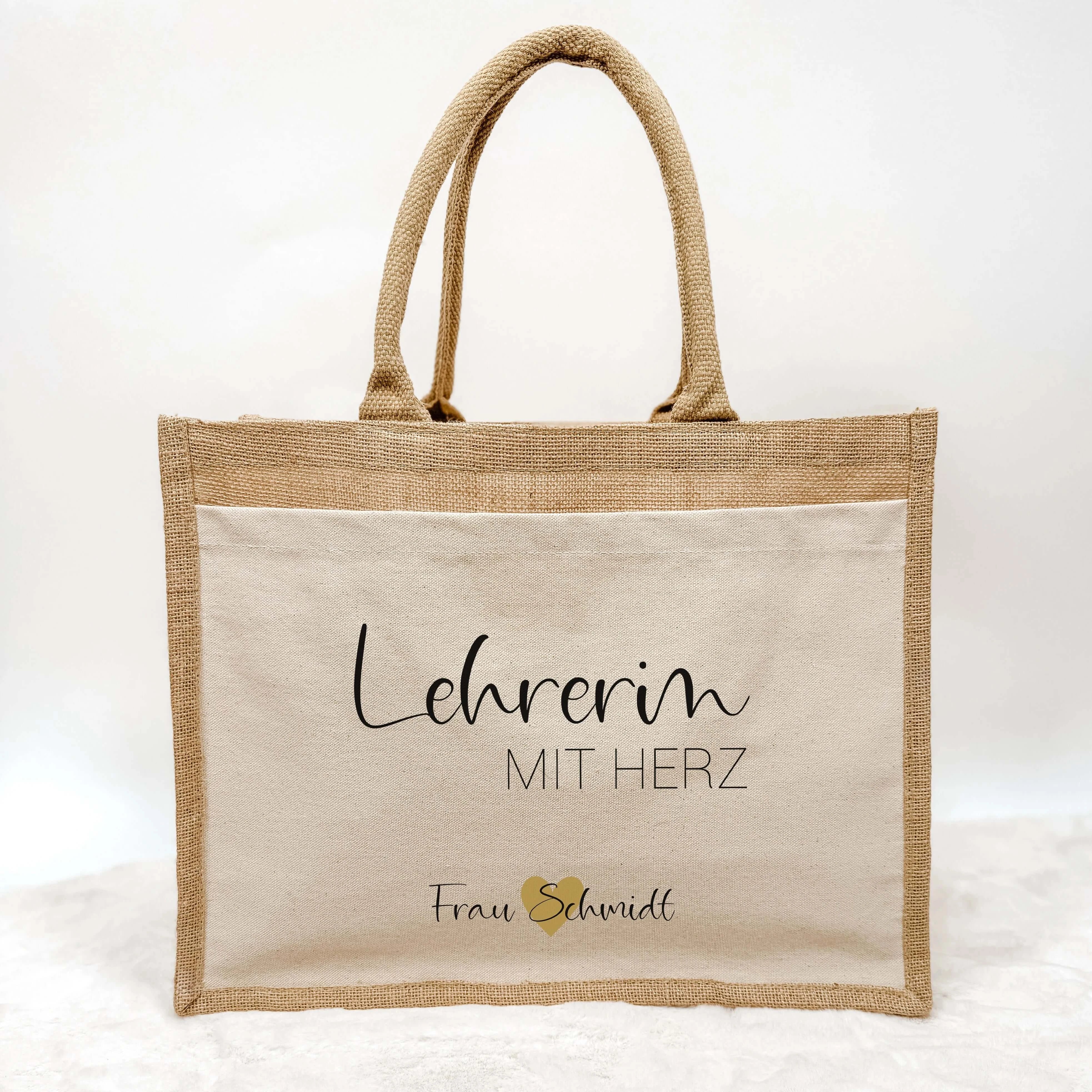 Jutetasche Lehrerin mit Herz - Jutetasche - famprints - Suchst du ein liebevolles und praktisches Geschenk für deine Lieblingslehrerin? Unsere Jutetasche Lehrerin mit Herz ist genau das Richtige! Auf der Tasche prangt der Schriftzug „Lehrerin mit Herz“ in