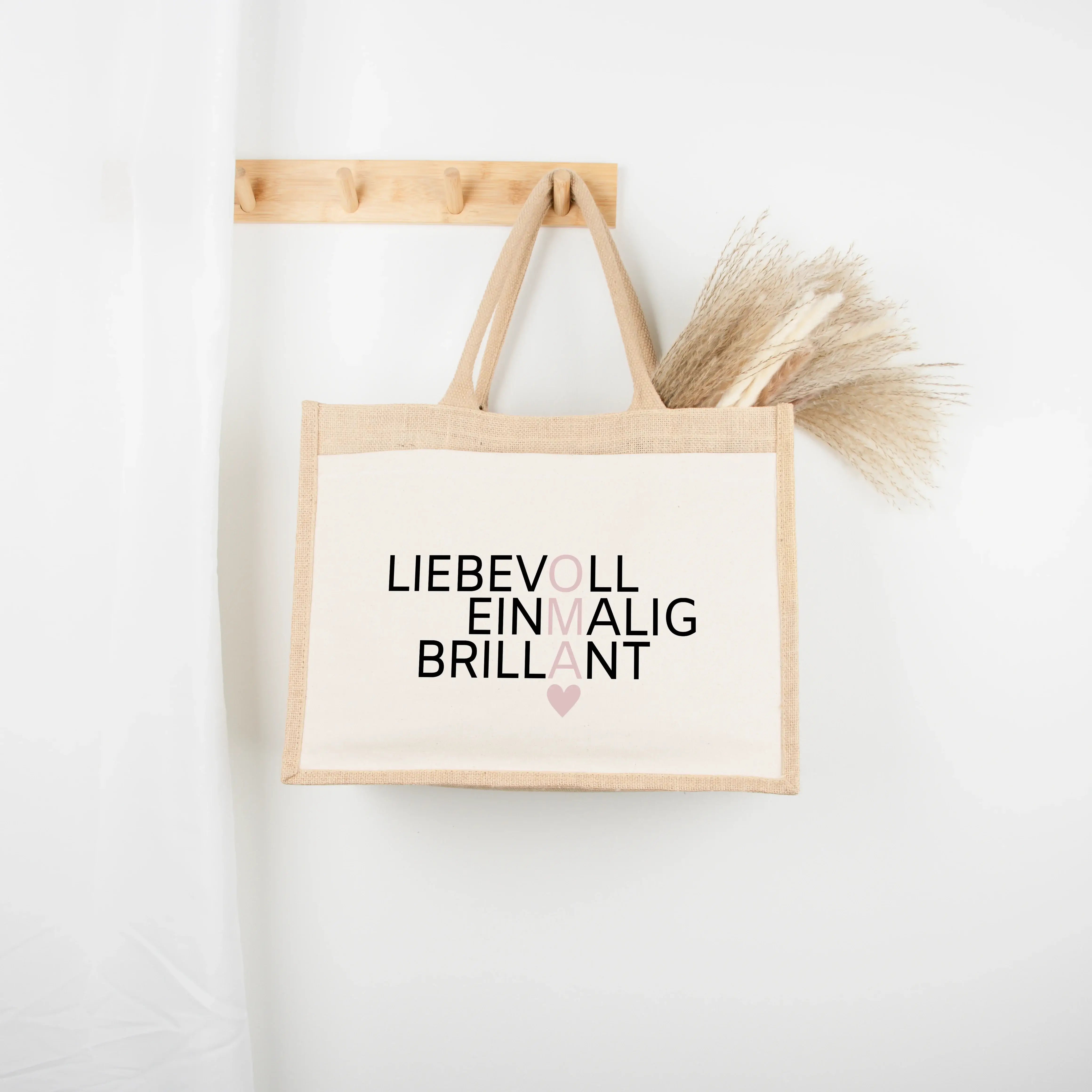 Jutetasche Oma Bedeutung - Jutetasche - famprints - Suchst du ein besonderes Geschenk für deine Oma? Unsere Jutetasche Oma Bedeutung ist genau das Richtige! Auf der Tasche sind die drei liebevollen Wörter „Liebevoll“, „Einmalig“ und „Brillant“ untereinand