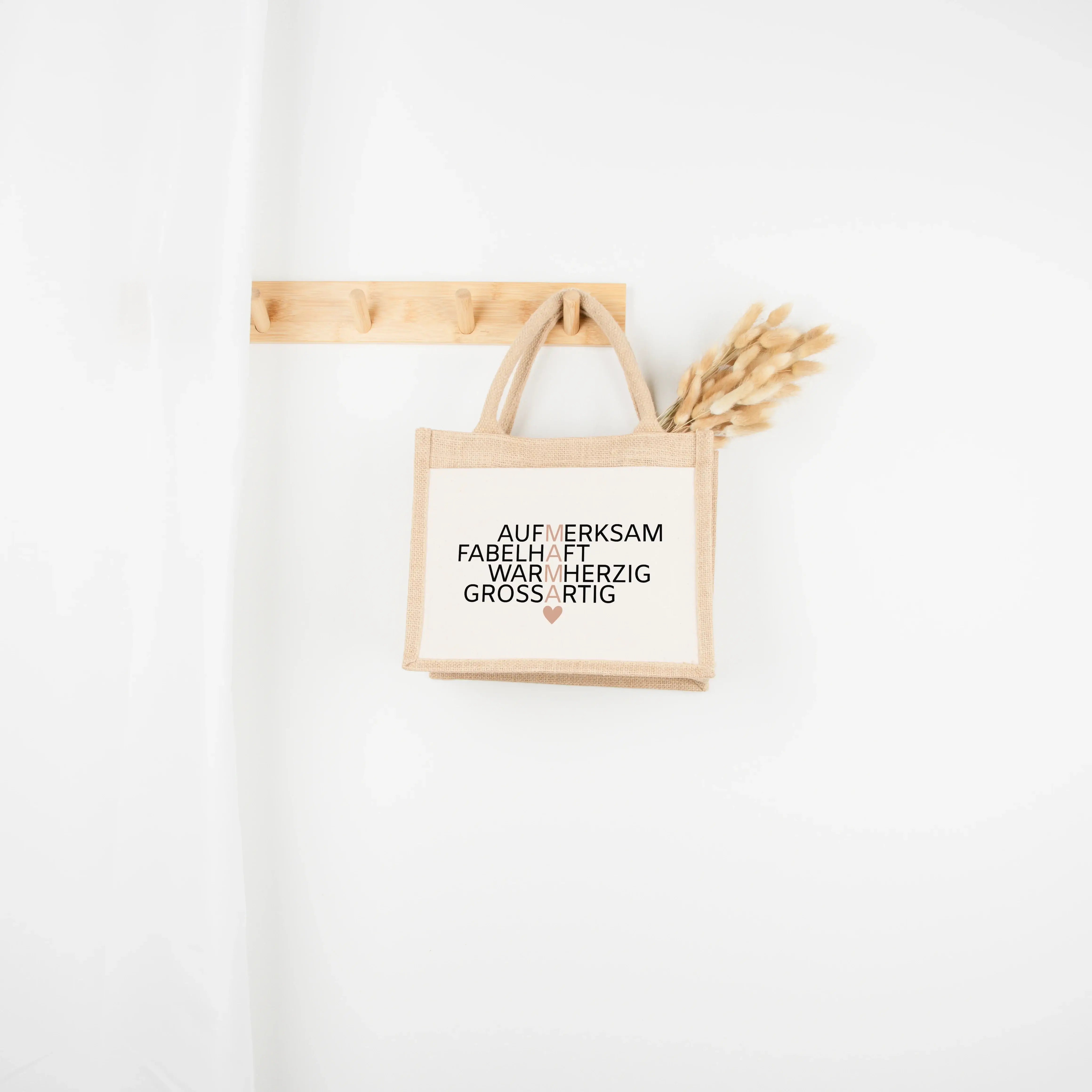 Jutetasche Mama Bedeutung - Jutetasche - famprints - Entdecke die Jutetasche Mama Bedeutung – das perfekte Geschenk für deine Mama! Diese stylische Jutetasche zeigt die vier besonderen Wörter aufmerksam, fabelhaft, warmherzig und großartig, die vertikal d